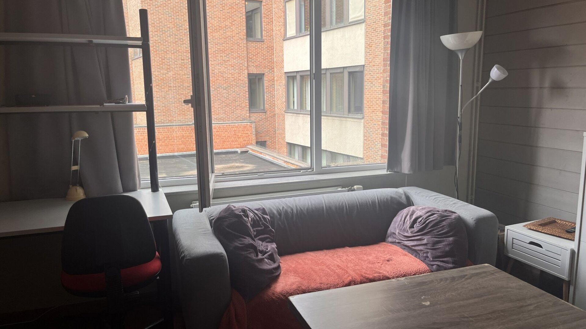 This cosy, fully furnished studio is ideally located at Diestsestraat 29B, within walking distance of the Grand Market Square, shops, restaurants, and public transport. Situated at the rear of the building on the second floor, it offers a quiet and comfor