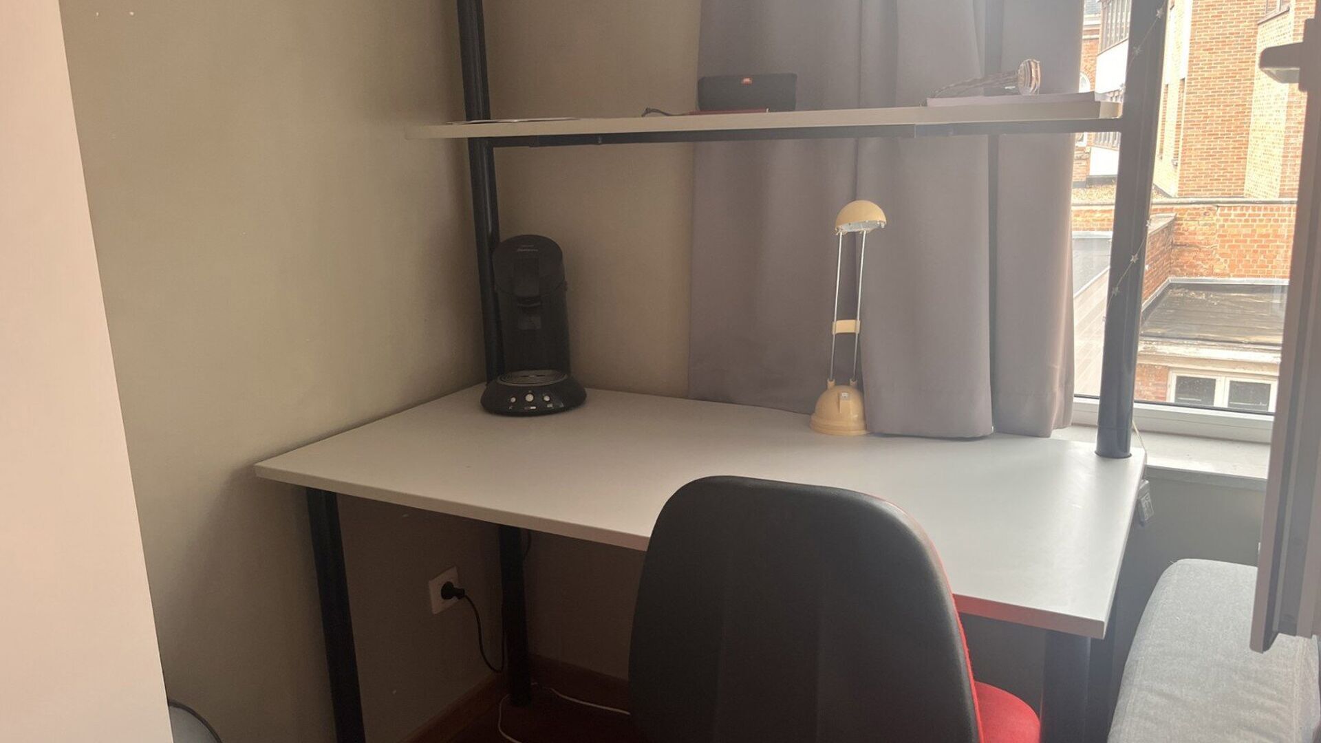 This cosy, fully furnished studio is ideally located at Diestsestraat 29B, within walking distance of the Grand Market Square, shops, restaurants, and public transport. Situated at the rear of the building on the second floor, it offers a quiet and comfor
