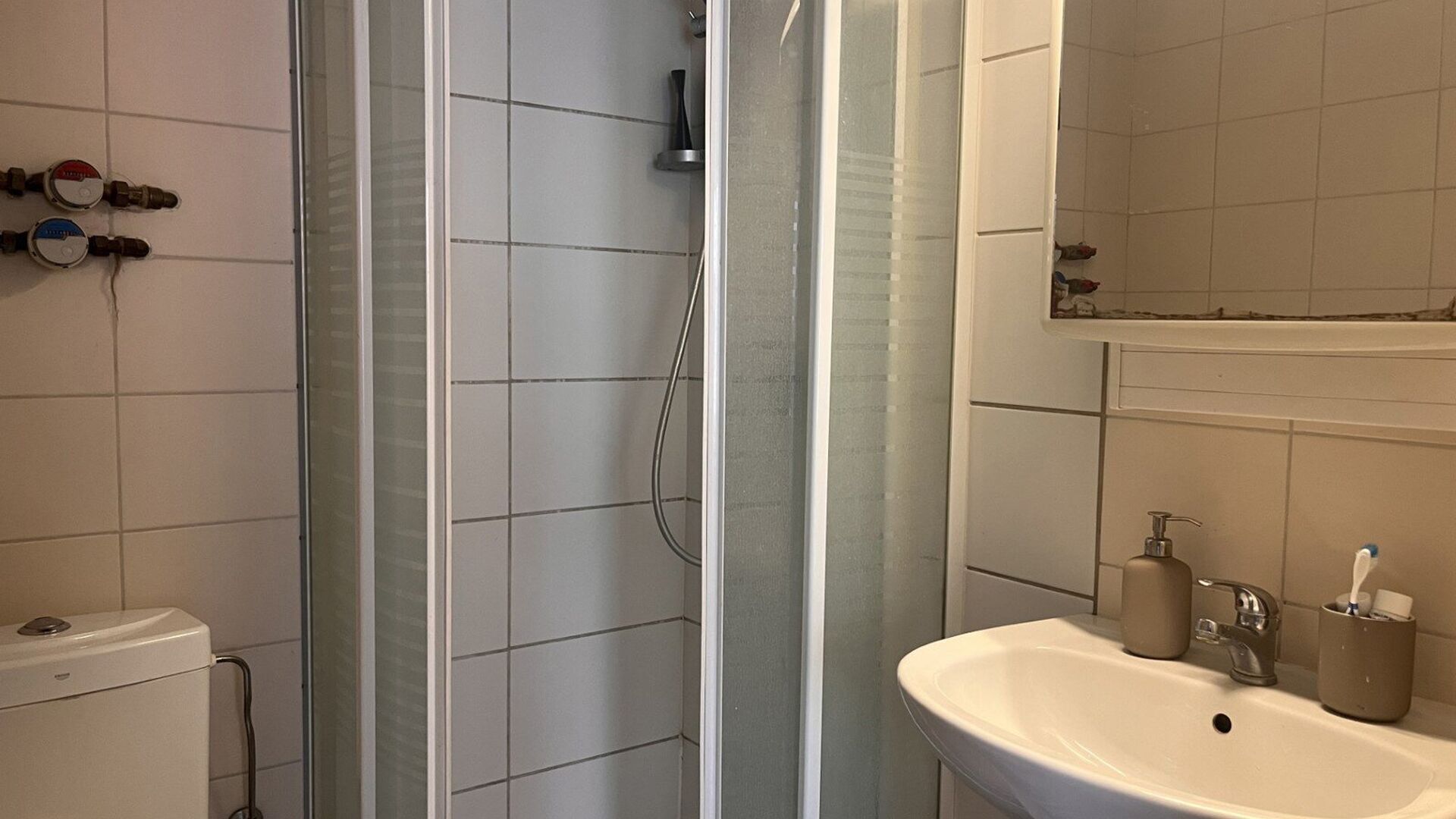 This cosy, fully furnished studio is ideally located at Diestsestraat 29B, within walking distance of the Grand Market Square, shops, restaurants, and public transport. Situated at the rear of the building on the second floor, it offers a quiet and comfor