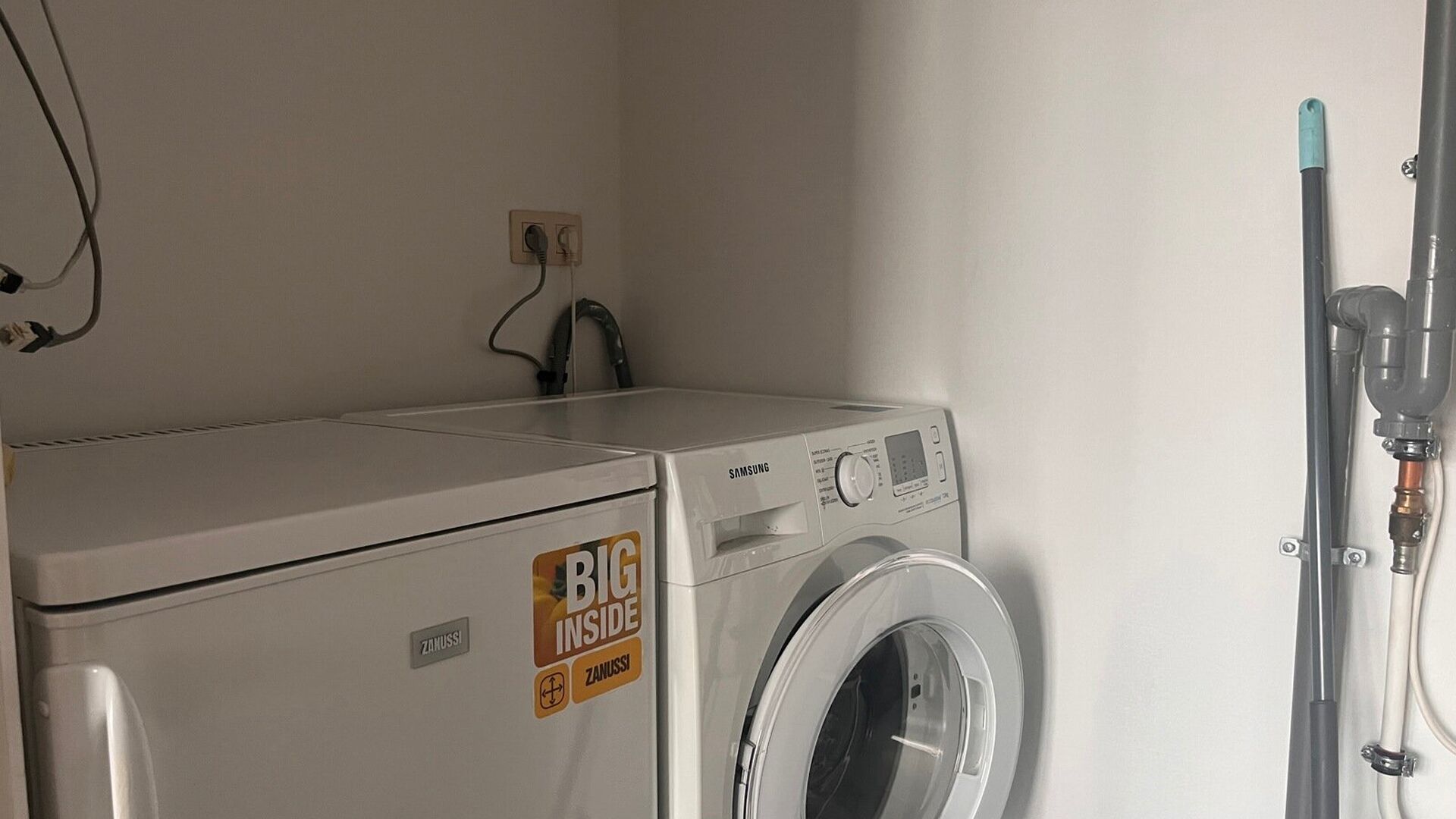 This bright spacious studio is located on the third floor at the back of the building with elevator. The studio has a built-in kitchen, storage room with washing machine and bathroom with shower, sink and WC.
Available from October 1, 2024.
Rent 850 €