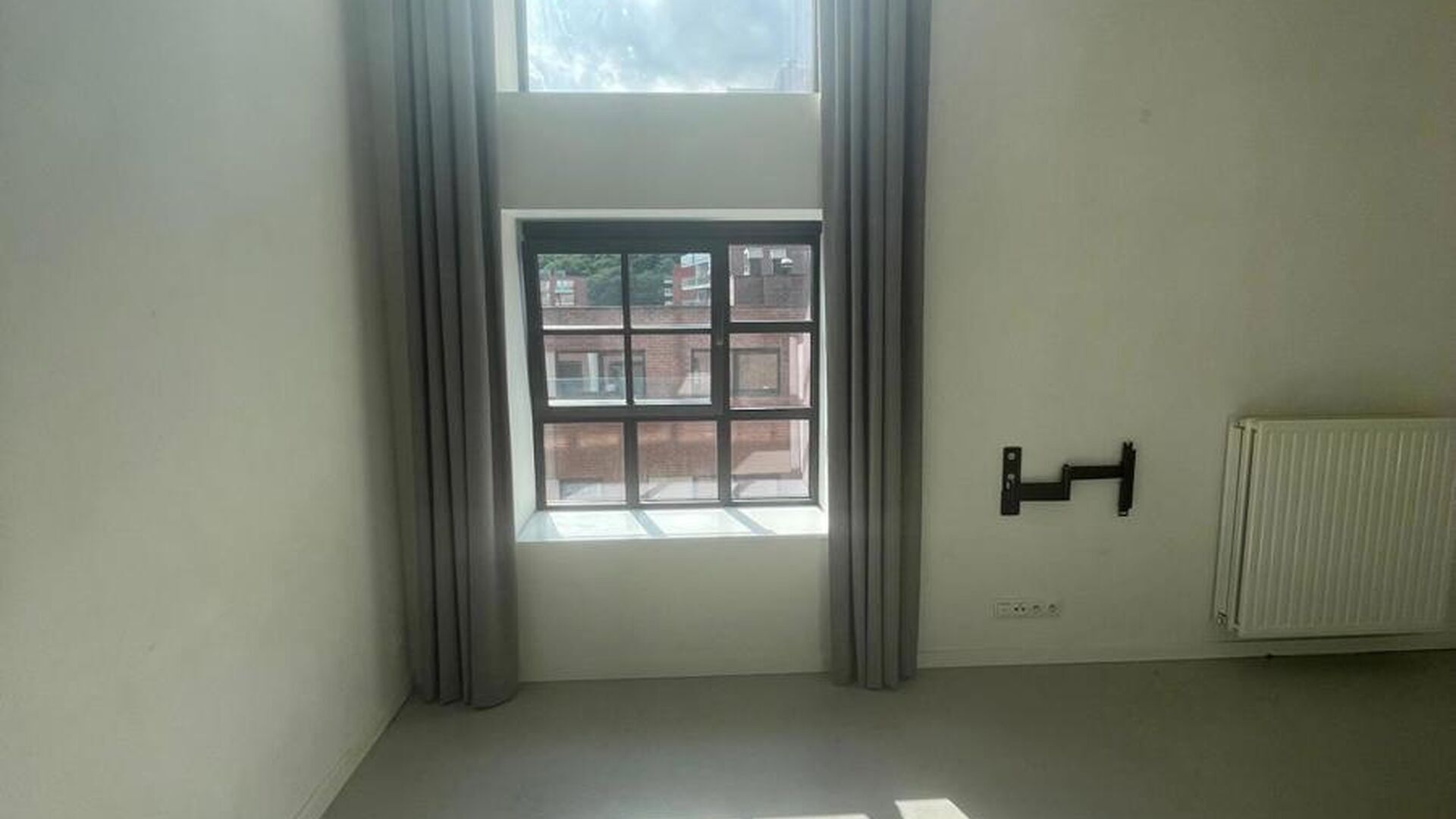 Are you looking for a stylish, move-in-ready studio in a prime location in Leuven? This unique duplex studio on the 6th floor of the Hungaria Residence offers an exceptional combination of space, light, and contemporary living comfort.

The Hungaria Resid