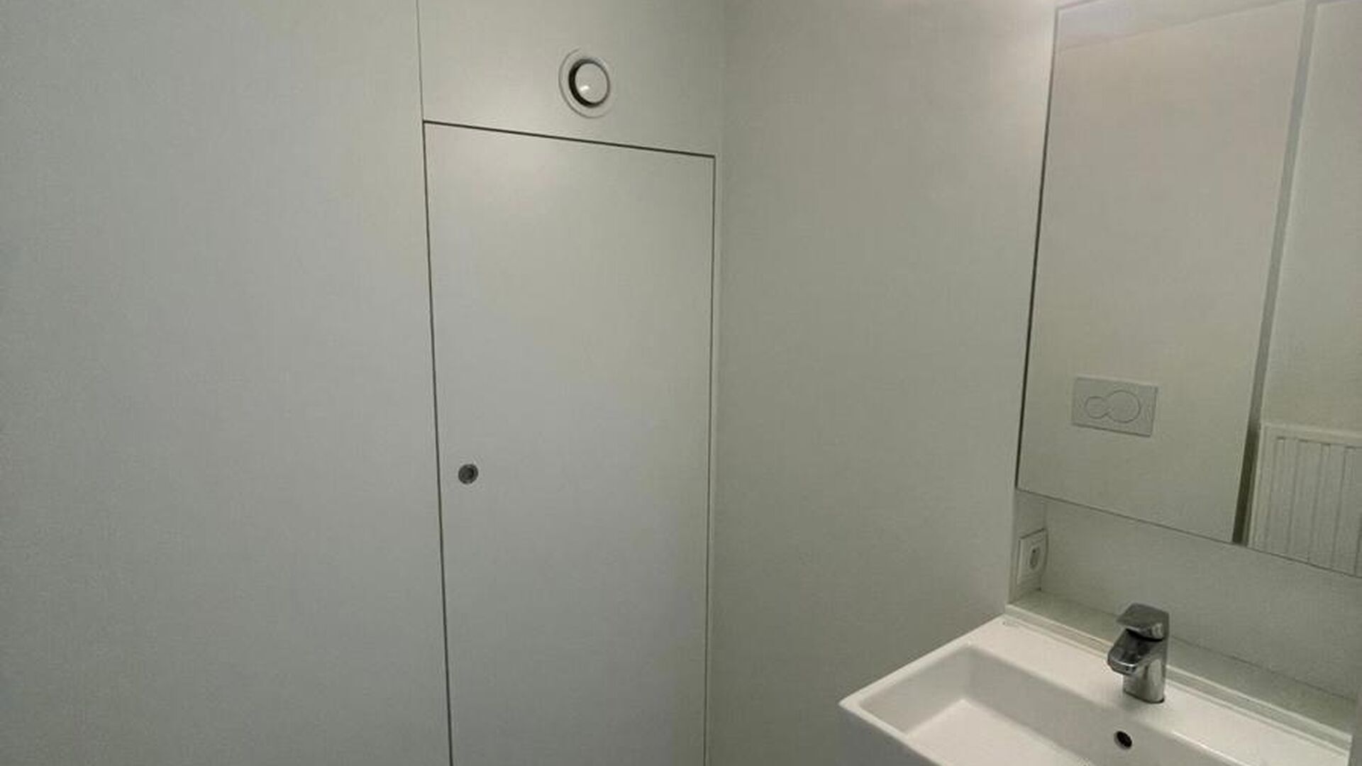Are you looking for a stylish, move-in-ready studio in a prime location in Leuven? This unique duplex studio on the 6th floor of the Hungaria Residence offers an exceptional combination of space, light, and contemporary living comfort.

The Hungaria Resid