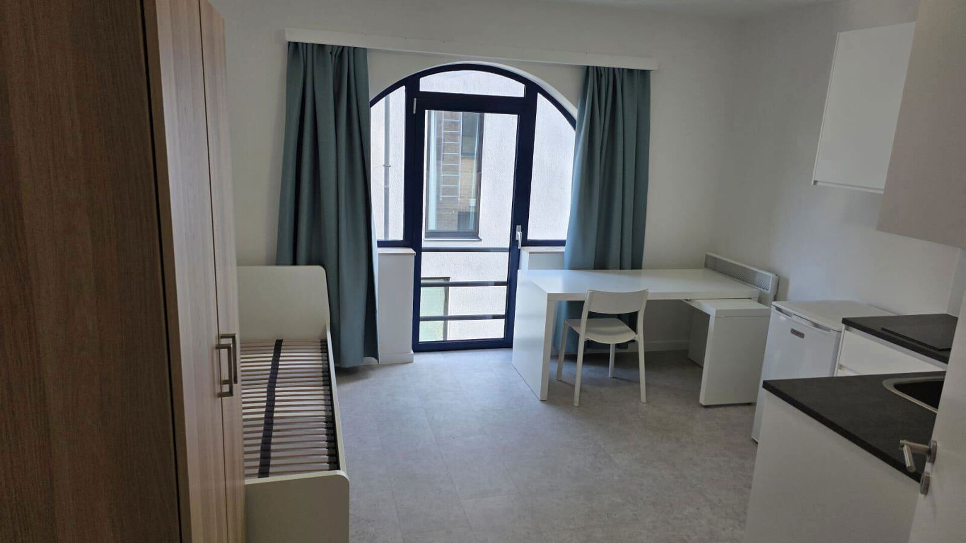 Just a stone’s throw from Leuven, this beautiful studio is located on Leeuwerikenstraat in a quiet residential neighborhood near Heverlee and is available for the next academic year.
Within walking distance, you can enjoy a wide selection of restaurant