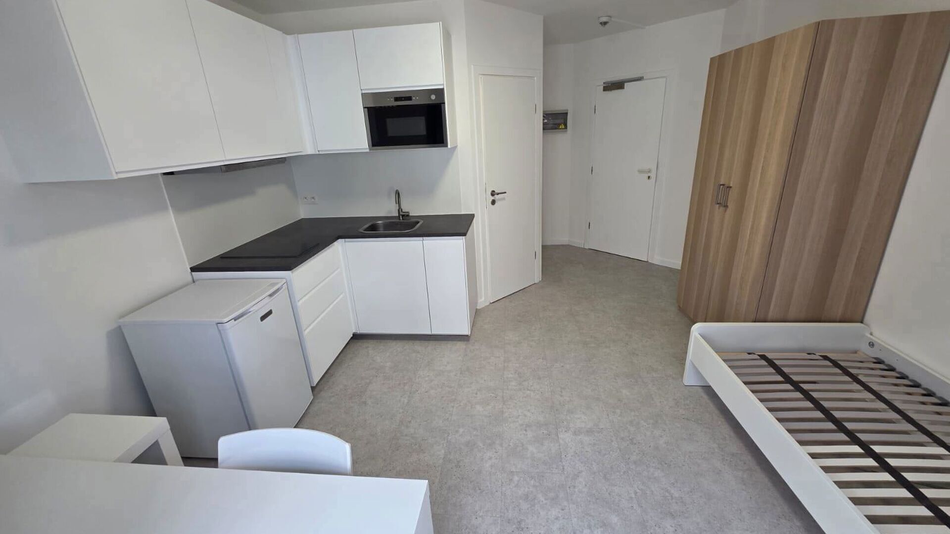 Just a stone’s throw from Leuven, this beautiful studio is located on Leeuwerikenstraat in a quiet residential neighborhood near Heverlee and is available for the next academic year.
Within walking distance, you can enjoy a wide selection of restaurant