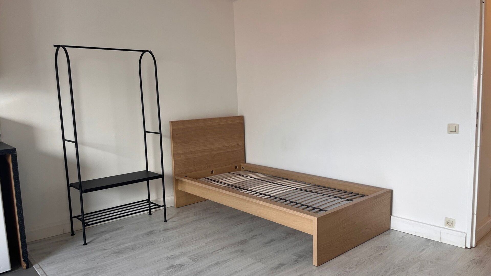 Spacious and bright studio, quietly located at the rear of Mechelsestraat, within walking distance of Leuven city centre. Thanks to its central location, public transport and the ring road around Leuven are also easily accessible.
The studio is situated