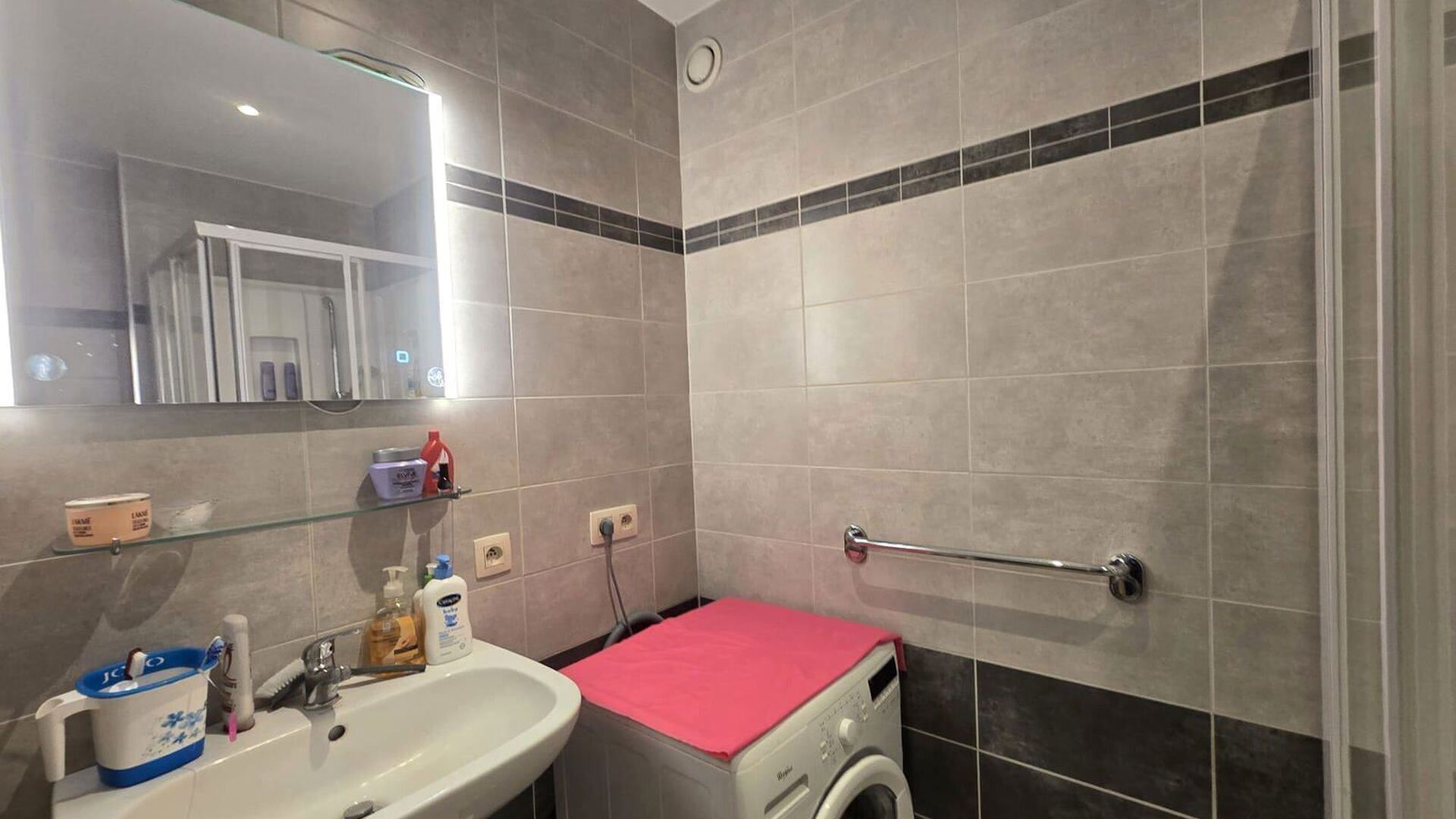 Bright and cozy apartment with elevator – ideal for a single person or couple
This pleasant apartment is located on the third floor of a well-maintained building with an elevator and enjoys plenty of natural sunlight thanks to its front-facing location