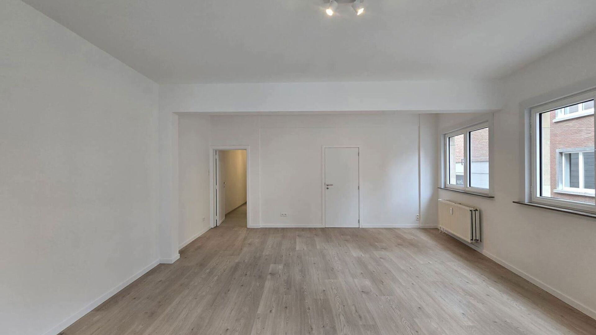 Welcome to Leuven! Located on the first floor of a well-maintained building at Savoyestraat 12, this fully renovated one-bedroom apartment is situated. The apartment was completely renovated in 2026 and combines a modern finish with pleasant, light-filled