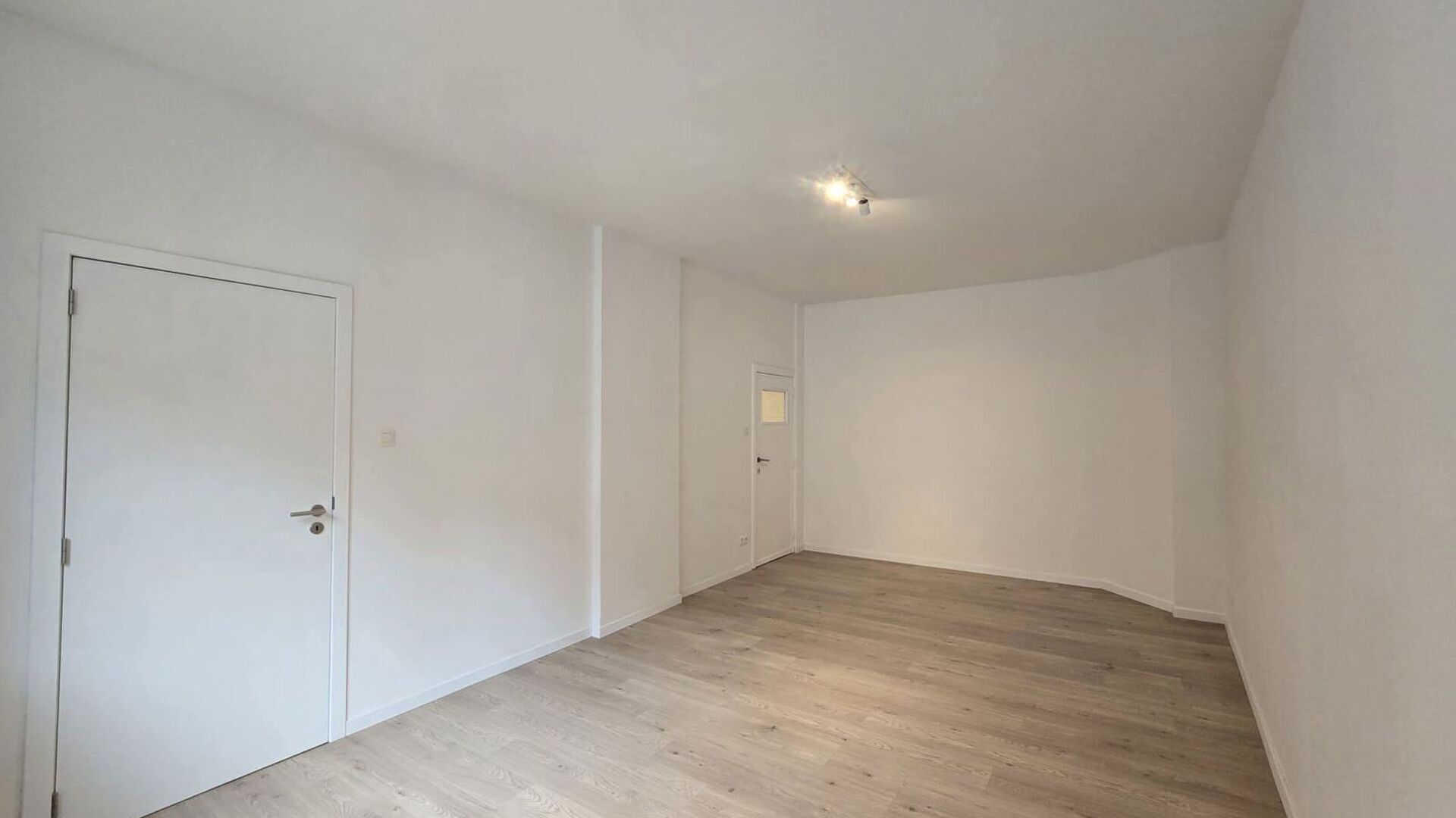 Welcome to Leuven! Located on the first floor of a well-maintained building at Savoyestraat 12, this fully renovated one-bedroom apartment is situated. The apartment was completely renovated in 2026 and combines a modern finish with pleasant, light-filled
