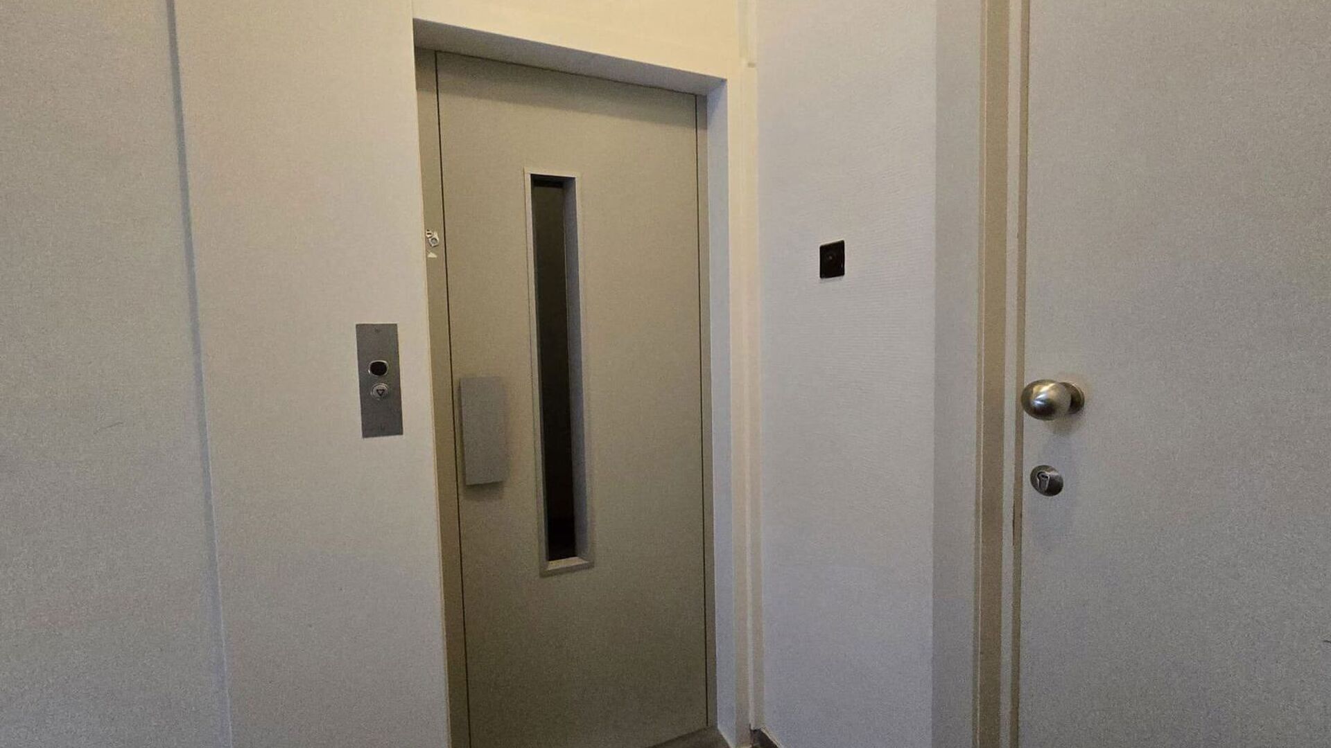 Welcome to Leuven! Located on the first floor of a well-maintained building at Savoyestraat 12, this fully renovated one-bedroom apartment is situated. The apartment was completely renovated in 2026 and combines a modern finish with pleasant, light-filled