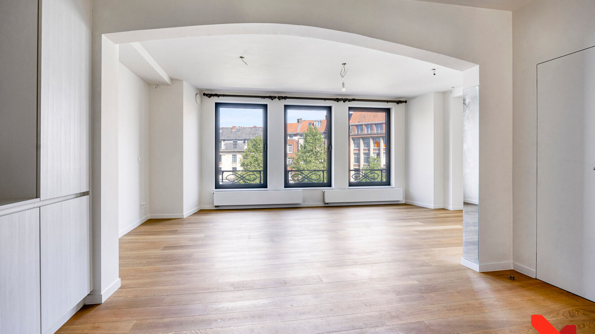 In the vibrant heart of Leuven, overlooking the lively Rector De Somerplein and the iconic St. Peter’s Church, you’ll find this fully renovated one-bedroom apartment.

The standout feature of this apartment is undoubtedly the open living space, offeri