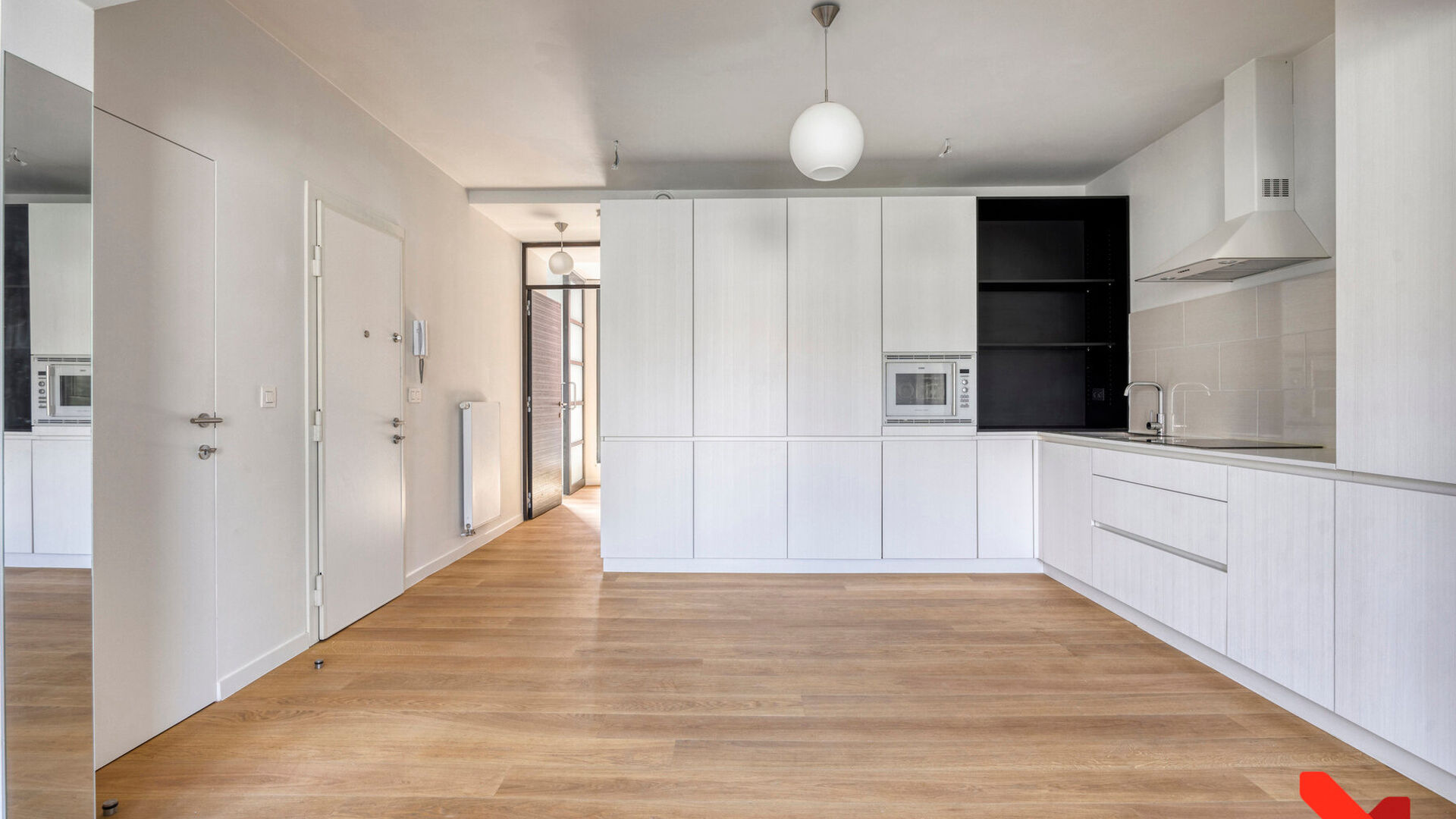 In the vibrant heart of Leuven, overlooking the lively Rector De Somerplein and the iconic St. Peter&rsquo;s Church, you&rsquo;ll find this fully renovated one-bedroom apartment.

The standout feature of this apartment is undoubtedly the open living space, offeri