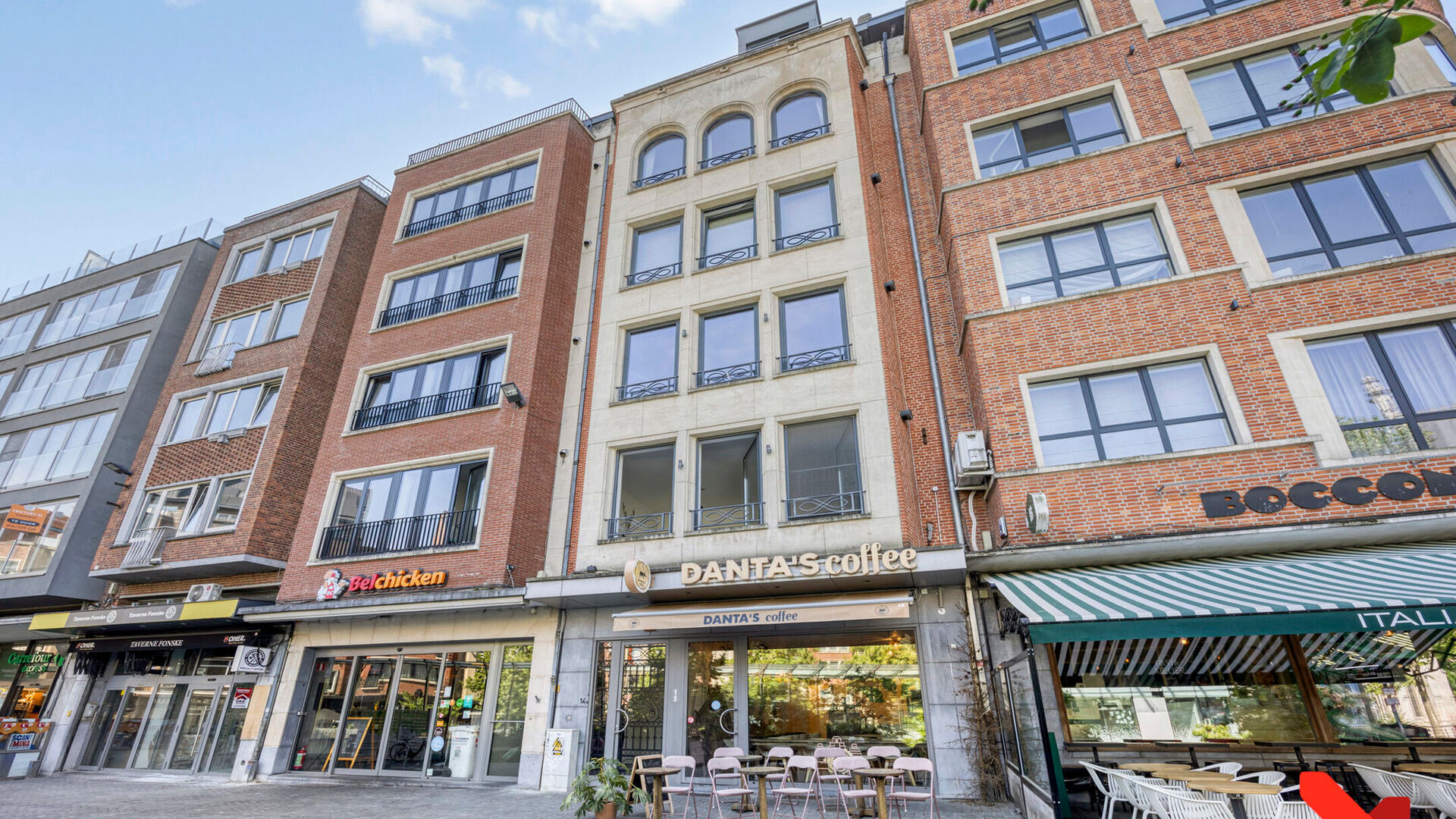 In the vibrant heart of Leuven, overlooking the lively Rector De Somerplein and the iconic St. Peter&rsquo;s Church, you&rsquo;ll find this fully renovated one-bedroom apartment.

The standout feature of this apartment is undoubtedly the open living space, offeri