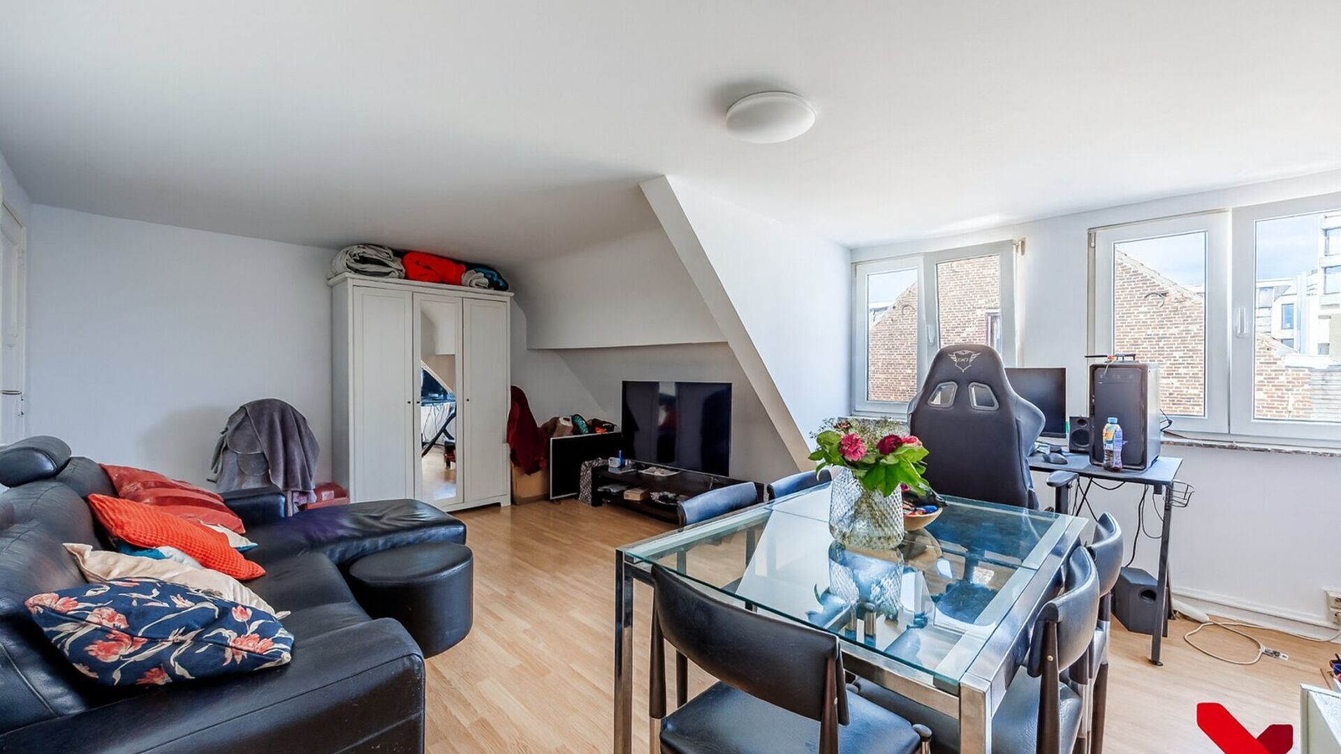 1-bedroom apartment to renovate with integrated garage in the heart of Leuven
Are you looking for a charming apartment in the vibrant center of Leuven? Then this property on Ravenstraat, on the corner with Mussenstraat, might be exactly what you’re loo