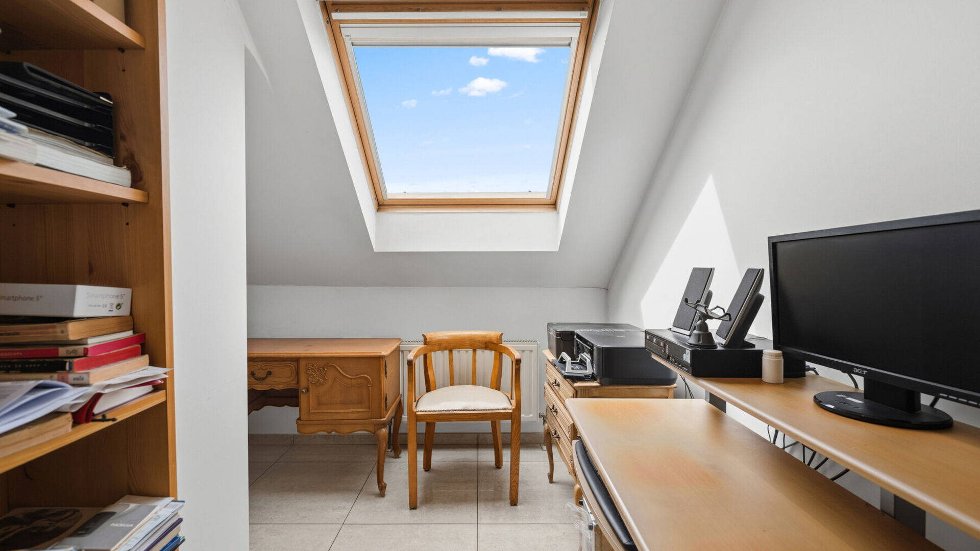 Welcome to Wilsele! Just a stone's throw from Leuven, the canal, and the Bellefroid ponds, you will find this spacious and move-in ready combination of a studio on the ground floor and a duplex on the first and second floors, which is being sold as a sing