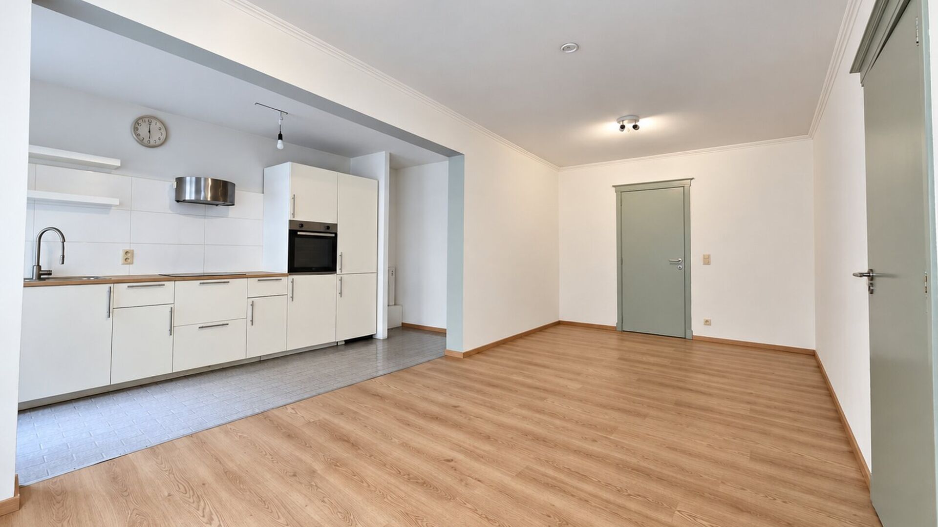 Welcome to Leuven! Are you looking for a cozy, bright, and move-in ready apartment in an absolute prime location? This ground-floor apartment in Residence Lovania has recently been refreshed and repainted, giving it a fresh and well-maintained appearance.