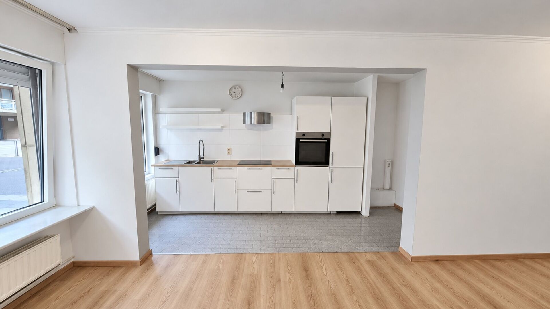Welcome to Leuven! Are you looking for a cozy, bright, and move-in ready apartment in an absolute prime location? This ground-floor apartment in Residence Lovania has recently been refreshed and repainted, giving it a fresh and well-maintained appearance.