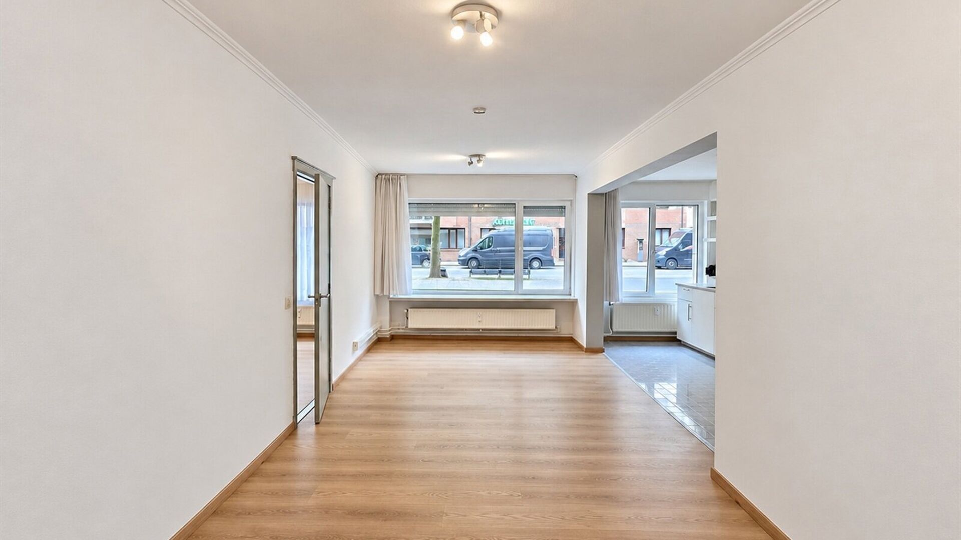 Welcome to Leuven! Are you looking for a cozy, bright, and move-in ready apartment in an absolute prime location? This ground-floor apartment in Residence Lovania has recently been refreshed and repainted, giving it a fresh and well-maintained appearance.