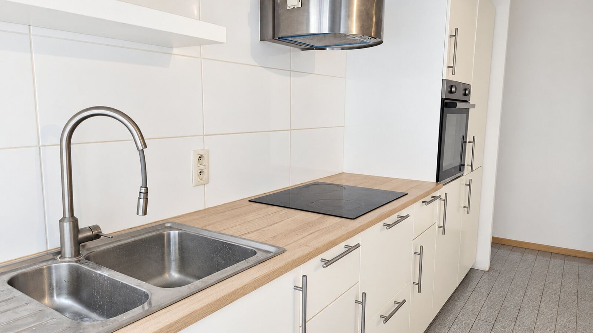 Welcome to Leuven! Are you looking for a cozy, bright, and move-in ready apartment in an absolute prime location? This ground-floor apartment in Residence Lovania has recently been refreshed and repainted, giving it a fresh and well-maintained appearance.