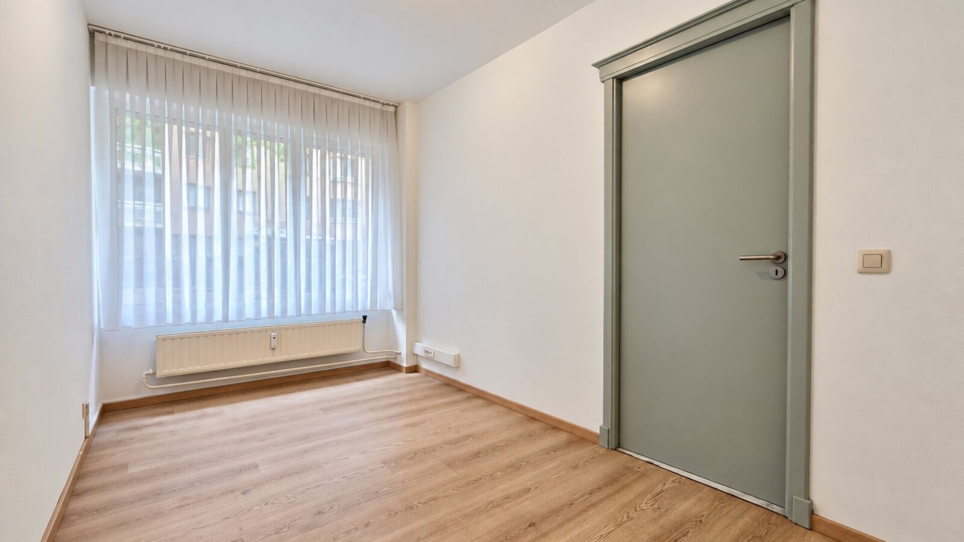 Welcome to Leuven! Are you looking for a cozy, bright, and move-in ready apartment in an absolute prime location? This ground-floor apartment in Residence Lovania has recently been refreshed and repainted, giving it a fresh and well-maintained appearance.