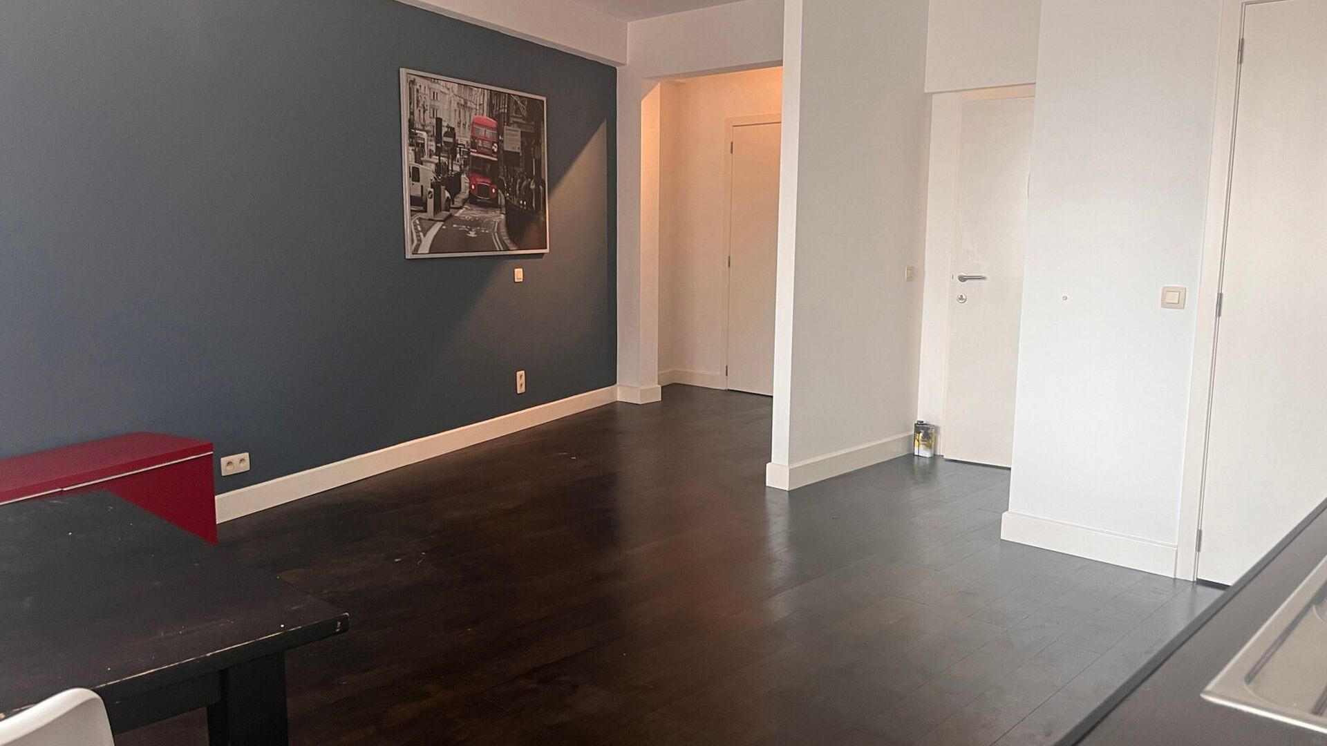 Deze lichtrijke ruime studio is gelegen op de derde verdieping aan de achterkant van het gebouw met lift. De studio heeft een ingebouwde keuken, berging met wasmachine en badkamer met douche, lavabo en WC.
Beschikbaar vanaf 1 oktober 2024.
Huurprijs 850