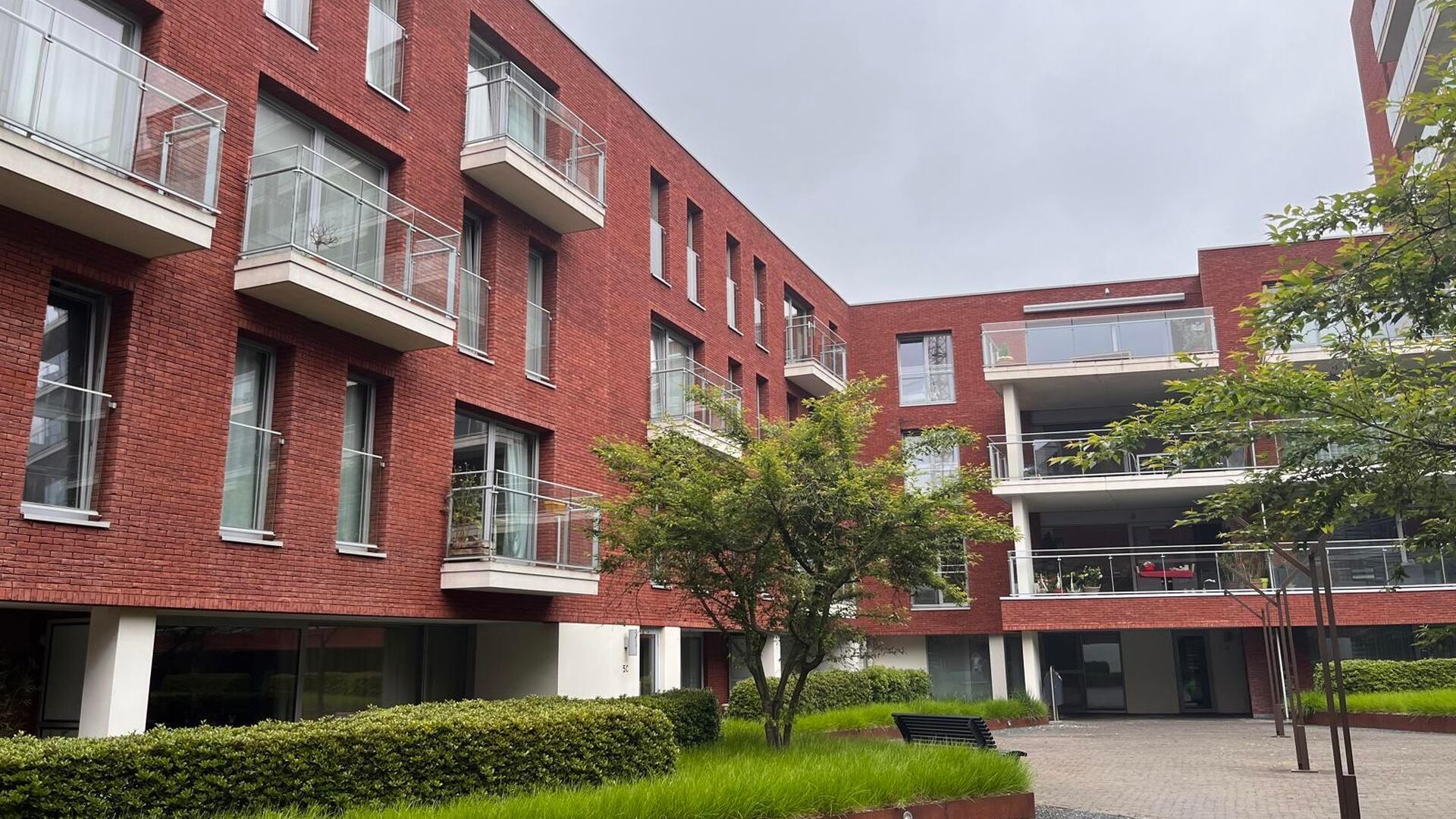 Ruime en volledig gemeubelde studio op het gelijkvloers van residentie Waterside, aan de Leuvense Vaartkom. Vlakbij het centrum en met vlotte verbinding naar E40 en E314.
De studio van 52 m² beschikt over:
- Ingebouwde muurkast
- Berging met toilet
- Op