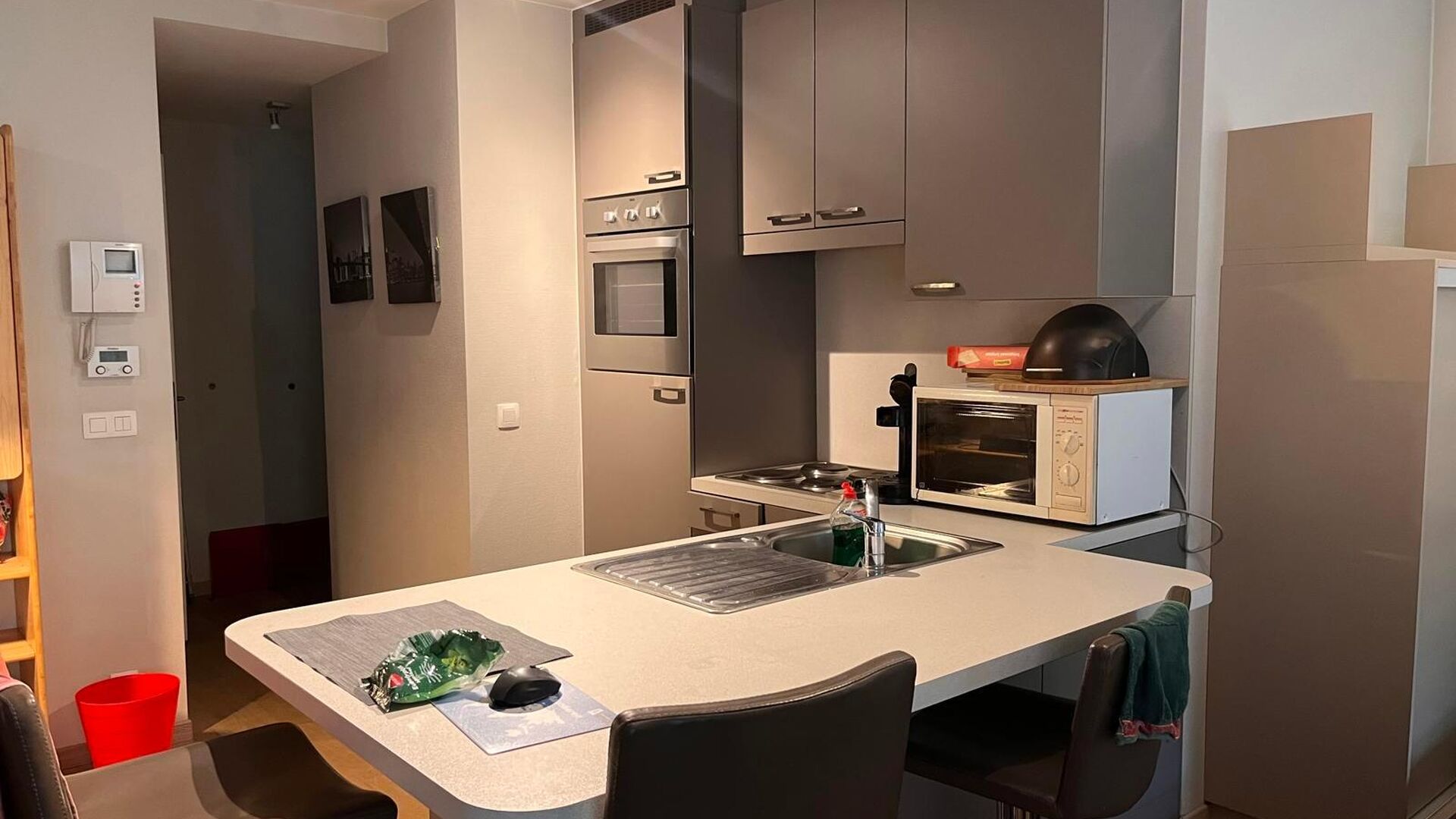 Ruime en volledig gemeubelde studio op het gelijkvloers van residentie Waterside, aan de Leuvense Vaartkom. Vlakbij het centrum en met vlotte verbinding naar E40 en E314.
De studio van 52 m² beschikt over:
- Ingebouwde muurkast
- Berging met toilet
- Op