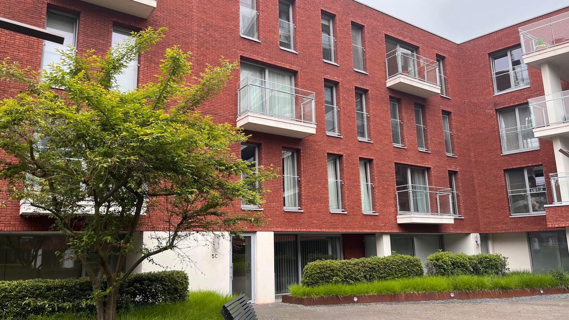 Ruime en volledig gemeubelde studio op het gelijkvloers van residentie Waterside, aan de Leuvense Vaartkom. Vlakbij het centrum en met vlotte verbinding naar E40 en E314.
De studio van 52 m² beschikt over:
- Ingebouwde muurkast
- Berging met toilet
- Op