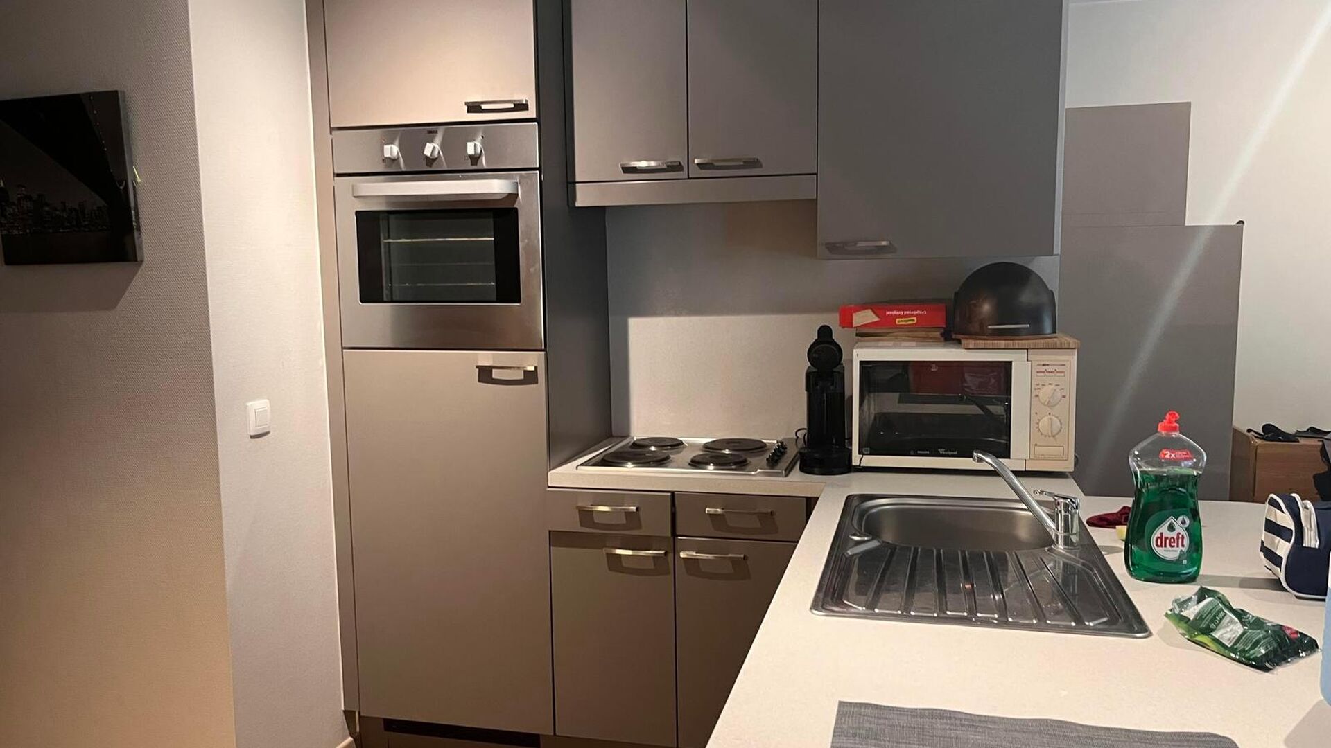 Ruime en volledig gemeubelde studio op het gelijkvloers van residentie Waterside, aan de Leuvense Vaartkom. Vlakbij het centrum en met vlotte verbinding naar E40 en E314.
De studio van 52 m² beschikt over:
- Ingebouwde muurkast
- Berging met toilet
- Op