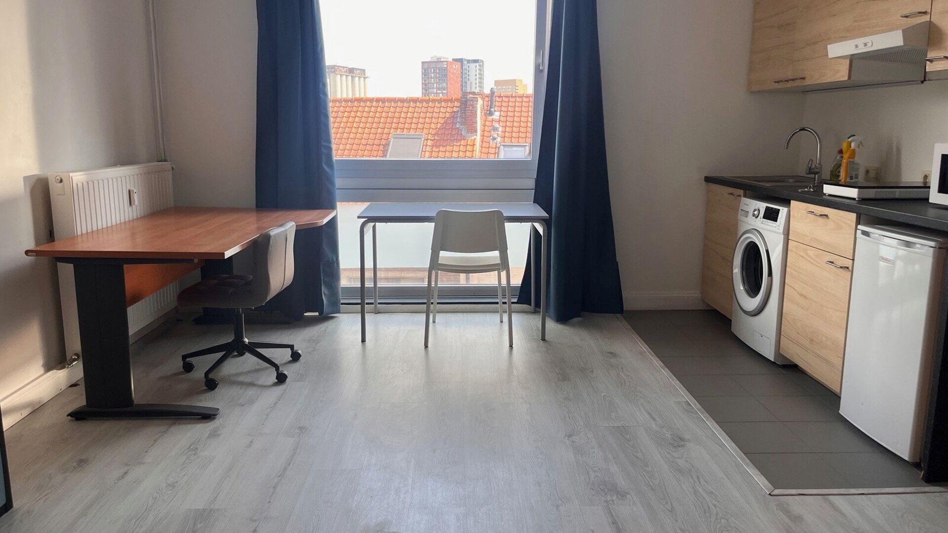 Ruime en lichtrijke studio, rustig gelegen achteraan in de Mechelsestraat, op wandelafstand van het centrum van Leuven. Dankzij de centrale ligging zijn ook het openbaar vervoer en de ring rond Leuven vlot bereikbaar.
De studio bevindt zich op de vierde