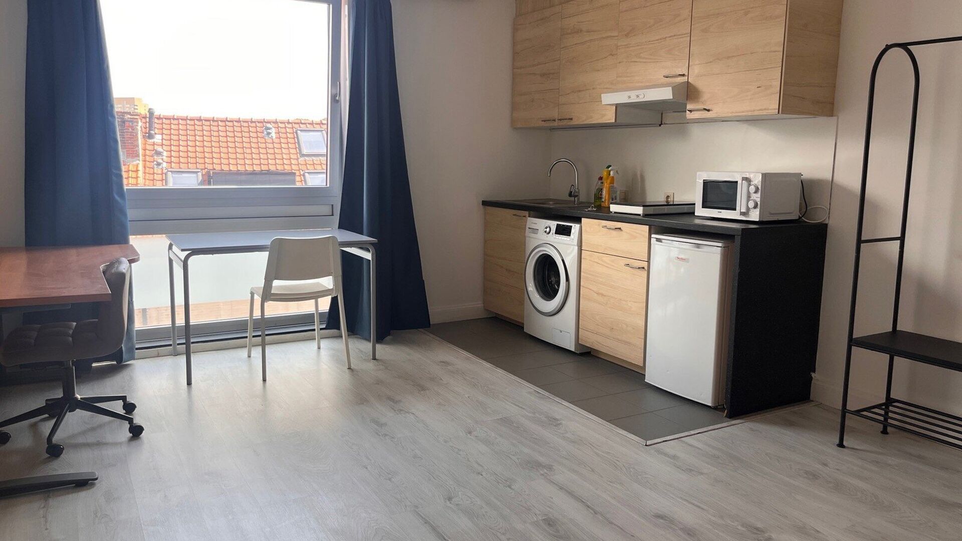 Ruime en lichtrijke studio, rustig gelegen achteraan in de Mechelsestraat, op wandelafstand van het centrum van Leuven. Dankzij de centrale ligging zijn ook het openbaar vervoer en de ring rond Leuven vlot bereikbaar.
De studio bevindt zich op de vierde