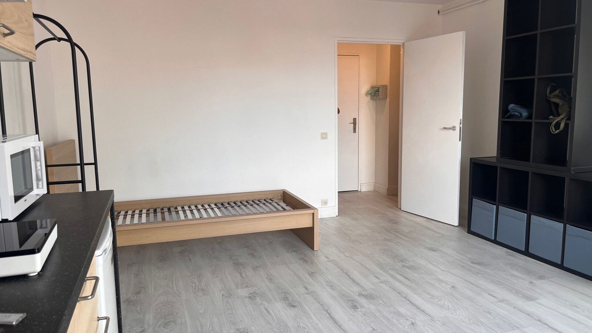 Ruime en lichtrijke studio, rustig gelegen achteraan in de Mechelsestraat, op wandelafstand van het centrum van Leuven. Dankzij de centrale ligging zijn ook het openbaar vervoer en de ring rond Leuven vlot bereikbaar.
De studio bevindt zich op de vierde