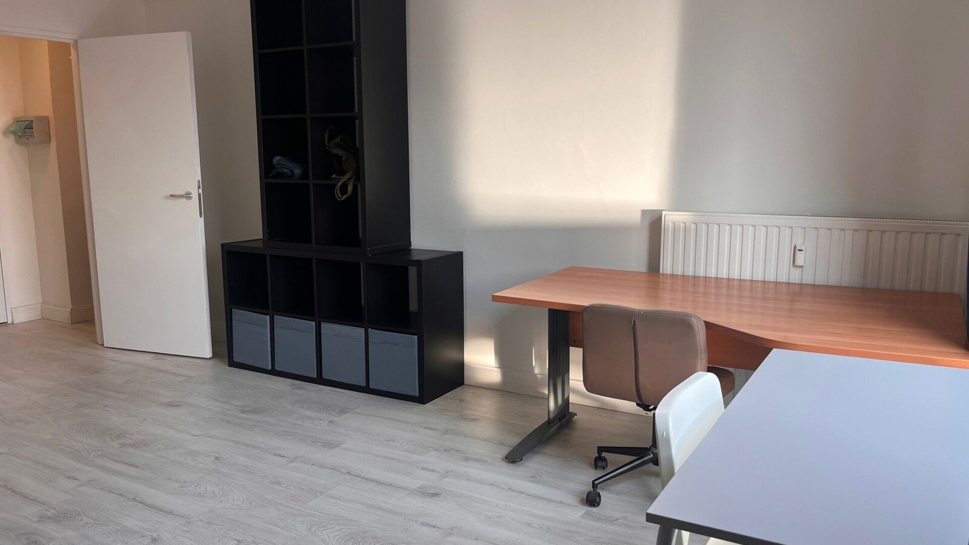 Ruime en lichtrijke studio, rustig gelegen achteraan in de Mechelsestraat, op wandelafstand van het centrum van Leuven. Dankzij de centrale ligging zijn ook het openbaar vervoer en de ring rond Leuven vlot bereikbaar.
De studio bevindt zich op de vierde
