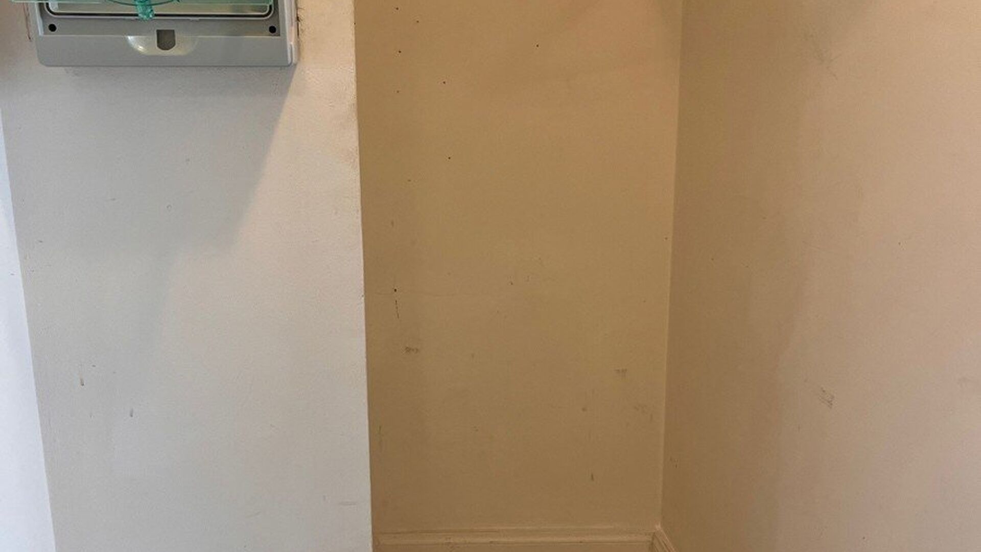 Ruime en lichtrijke studio, rustig gelegen achteraan in de Mechelsestraat, op wandelafstand van het centrum van Leuven. Dankzij de centrale ligging zijn ook het openbaar vervoer en de ring rond Leuven vlot bereikbaar.
De studio bevindt zich op de vierde