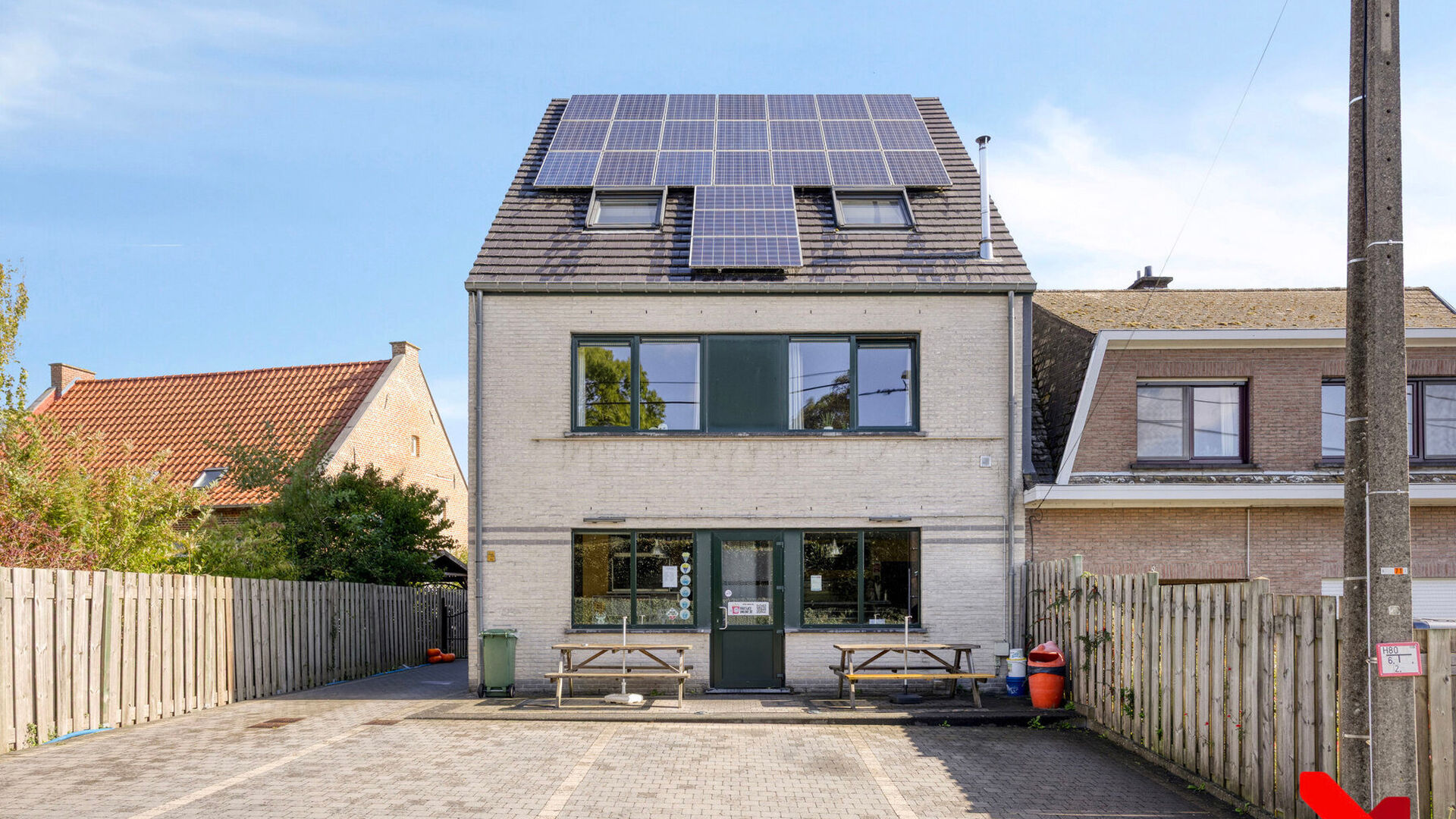 Ben je op zoek naar een unieke kans om een ruime woning met succesvolle frituur over te nemen in een gezellige buurt? Dit prachtige pand  (gebouwd in 2008) aan de Tiensesteenweg 67a in Binkom biedt alles wat je nodig hebt om te wonen én ondernemen op é