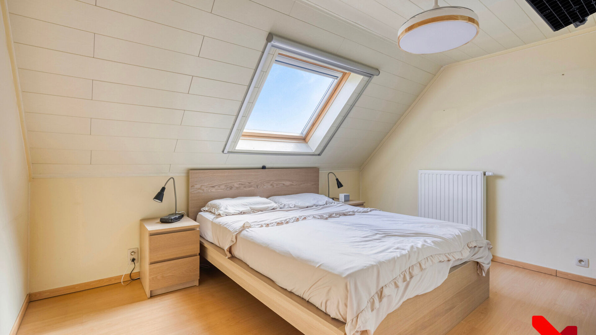 Ben je op zoek naar een unieke kans om een ruime woning met succesvolle frituur over te nemen in een gezellige buurt? Dit prachtige pand  (gebouwd in 2008) aan de Tiensesteenweg 67a in Binkom biedt alles wat je nodig hebt om te wonen én ondernemen op é