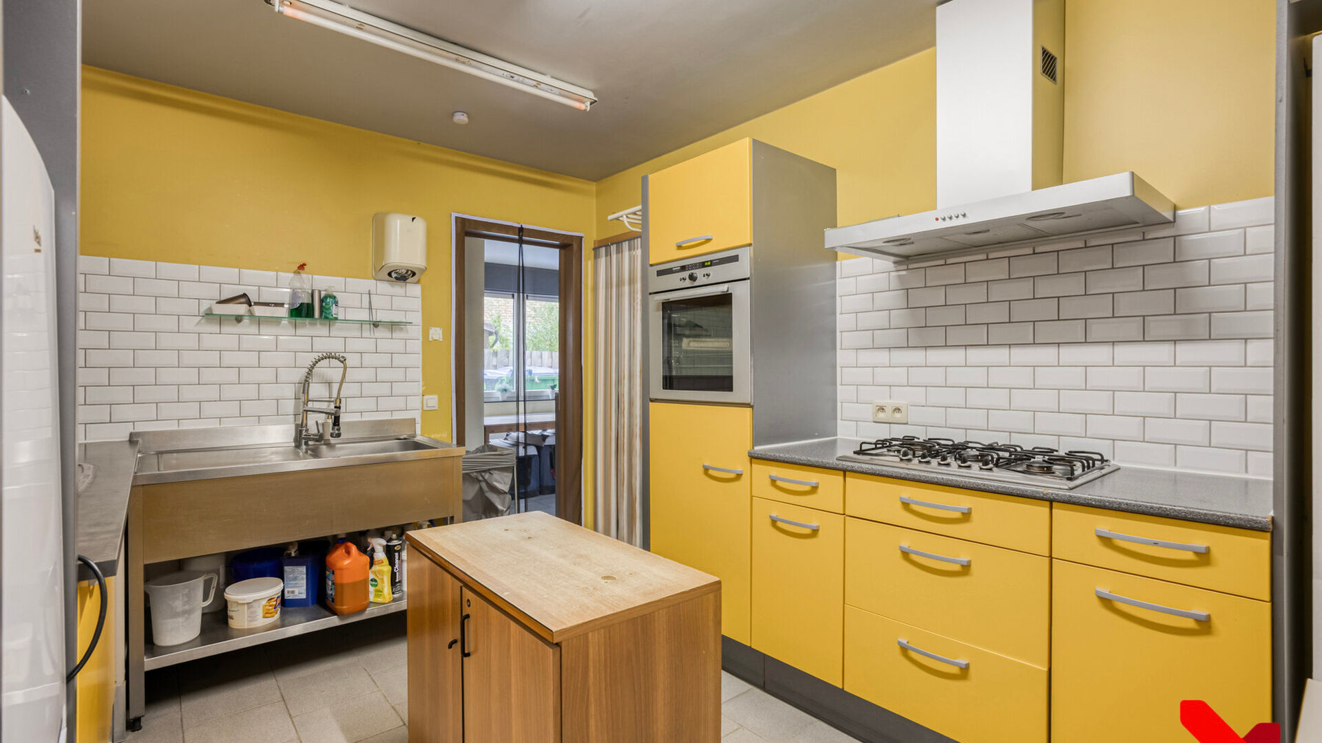 Ben je op zoek naar een unieke kans om een ruime woning met succesvolle frituur over te nemen in een gezellige buurt? Dit prachtige pand  (gebouwd in 2008) aan de Tiensesteenweg 67a in Binkom biedt alles wat je nodig hebt om te wonen én ondernemen op é