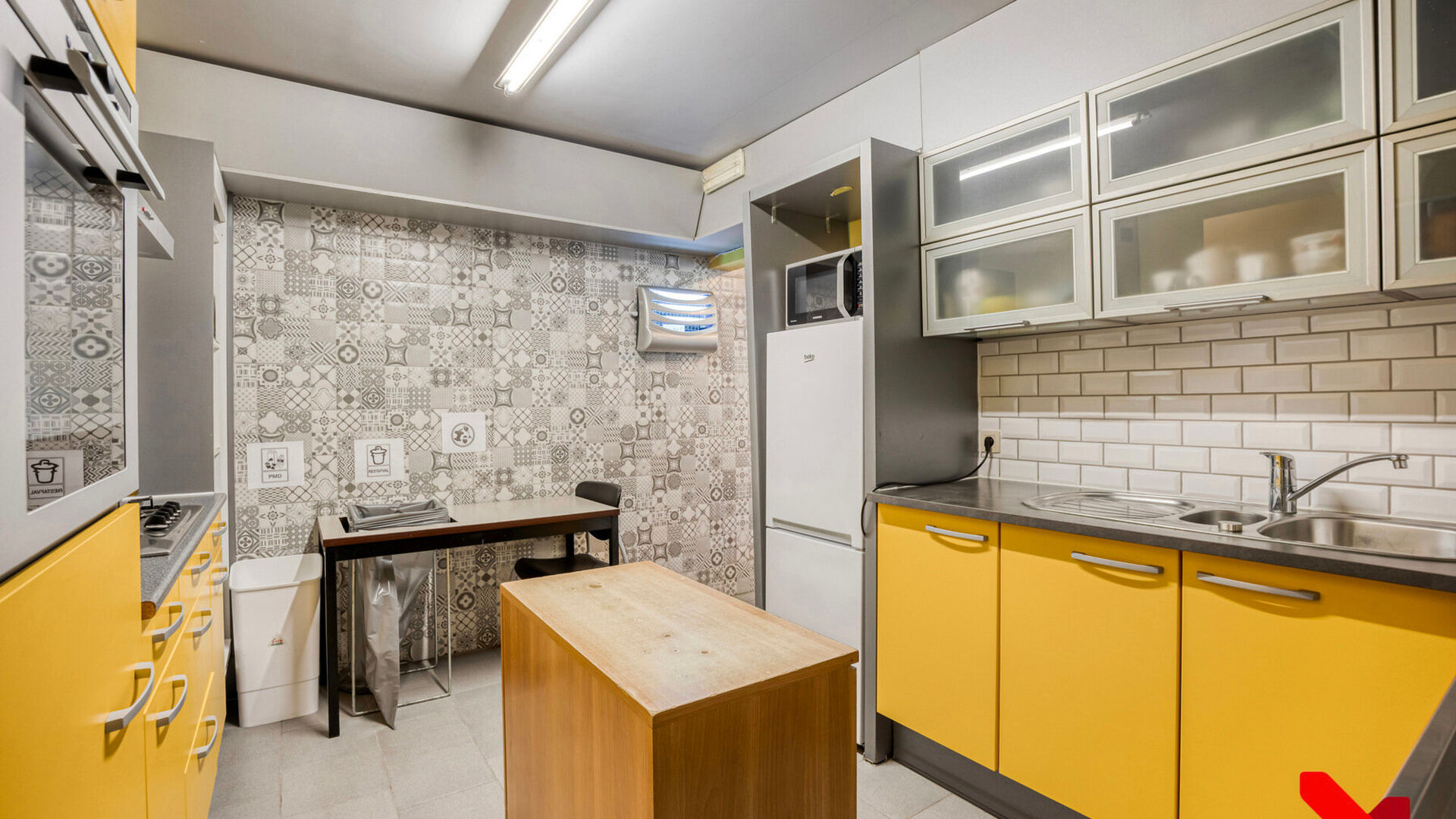 Ben je op zoek naar een unieke kans om een ruime woning met succesvolle frituur over te nemen in een gezellige buurt? Dit prachtige pand  (gebouwd in 2008) aan de Tiensesteenweg 67a in Binkom biedt alles wat je nodig hebt om te wonen én ondernemen op é