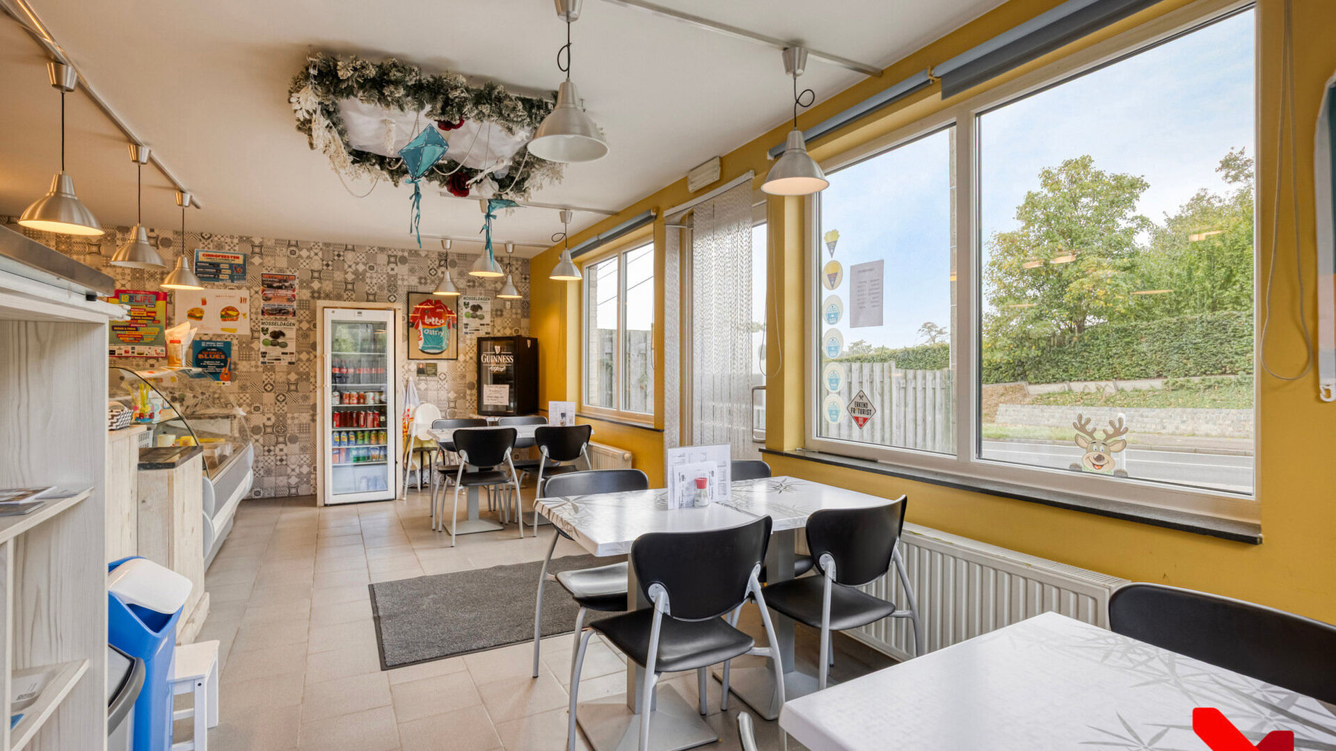 Ben je op zoek naar een unieke kans om een ruime woning met succesvolle frituur over te nemen in een gezellige buurt? Dit prachtige pand  (gebouwd in 2008) aan de Tiensesteenweg 67a in Binkom biedt alles wat je nodig hebt om te wonen én ondernemen op é