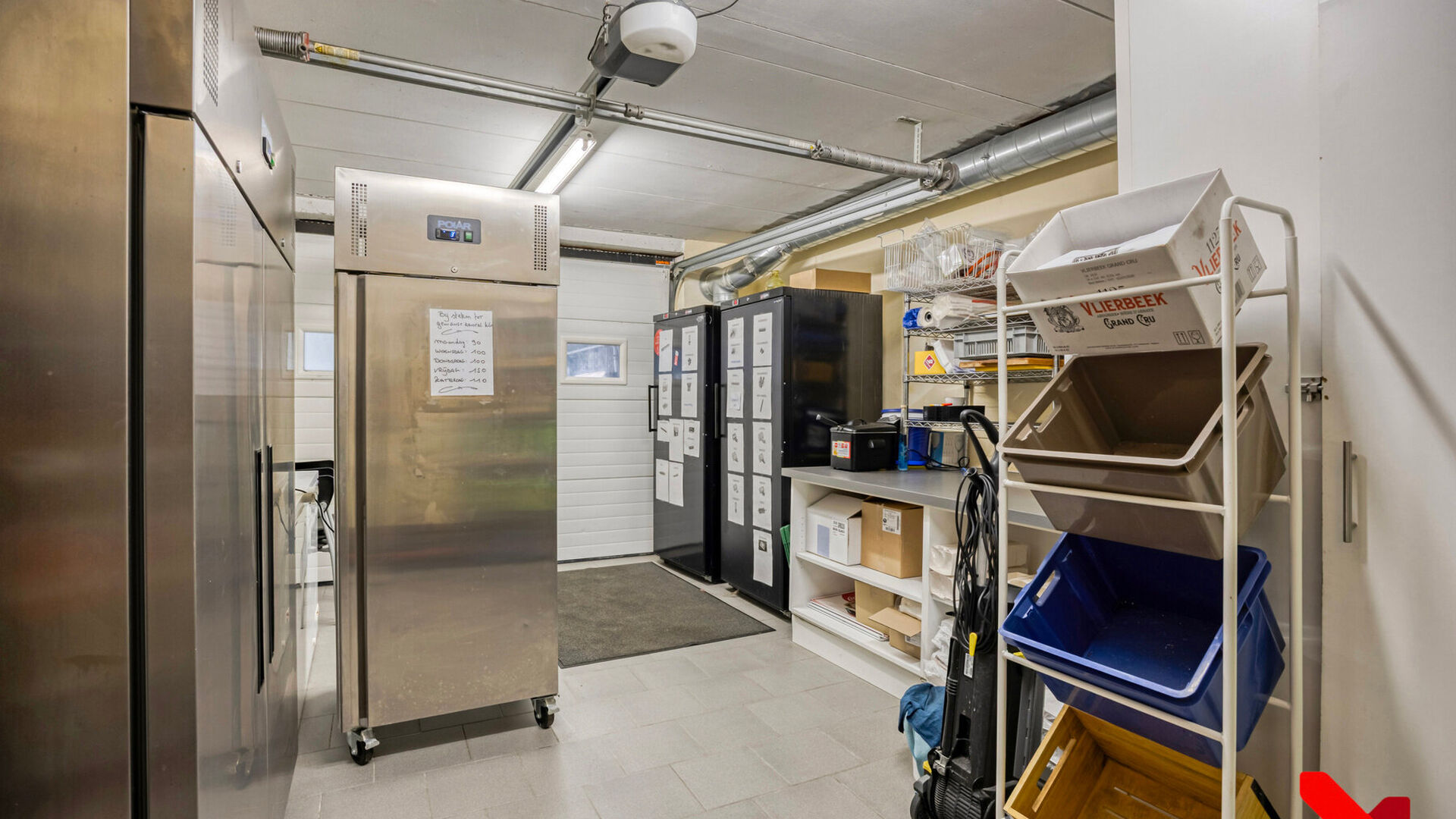 Ben je op zoek naar een unieke kans om een ruime woning met succesvolle frituur over te nemen in een gezellige buurt? Dit prachtige pand  (gebouwd in 2008) aan de Tiensesteenweg 67a in Binkom biedt alles wat je nodig hebt om te wonen én ondernemen op é
