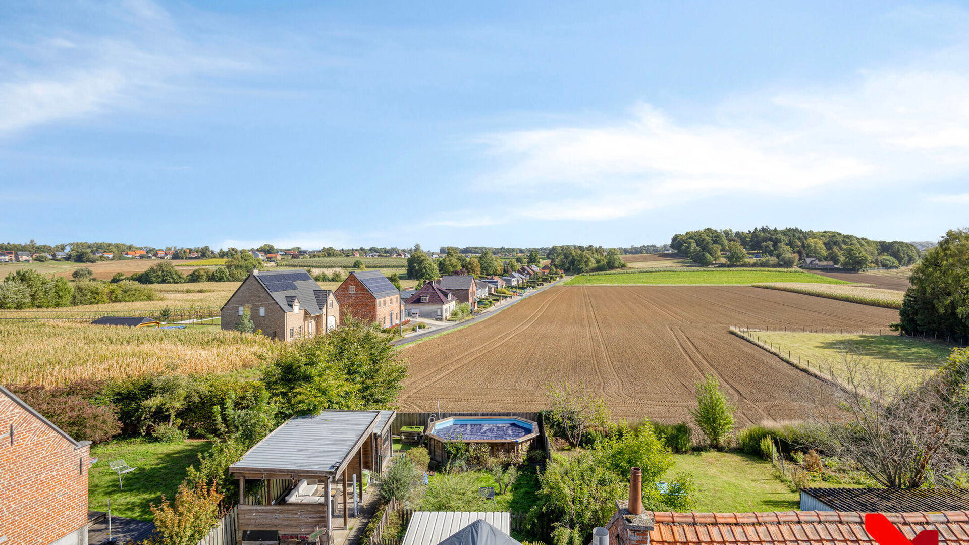 Ben je op zoek naar een unieke kans om een ruime woning met succesvolle frituur over te nemen in een gezellige buurt? Dit prachtige pand  (gebouwd in 2008) aan de Tiensesteenweg 67a in Binkom biedt alles wat je nodig hebt om te wonen én ondernemen op é