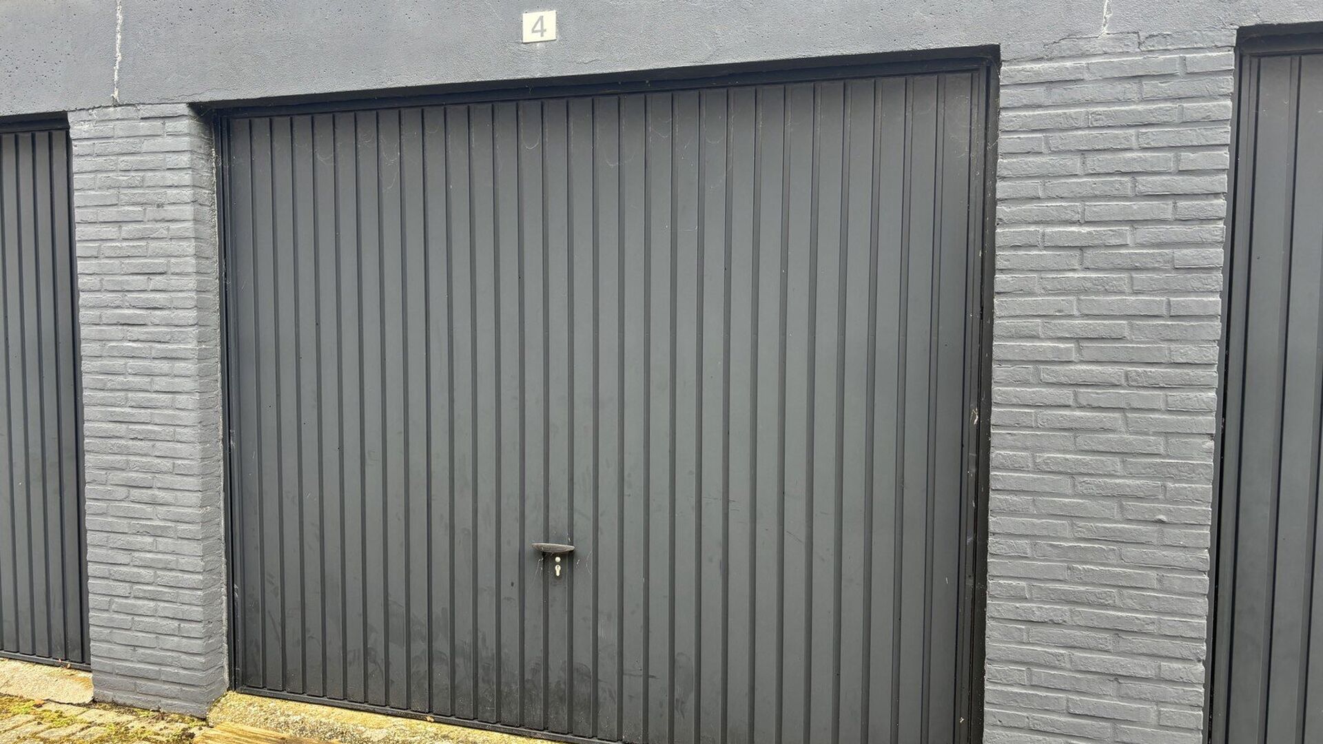 Te huur in Residentie Archiv.1 : afgesloten garageboxen achteraan het gebouw. Onmiddellijk beschikbaar. Toegang links van gebouw met afstandsbediening voor bareel. Garagebox zelf heeft een sleutel. Het betreft box 3. Ideaal voor student die in archiv.1