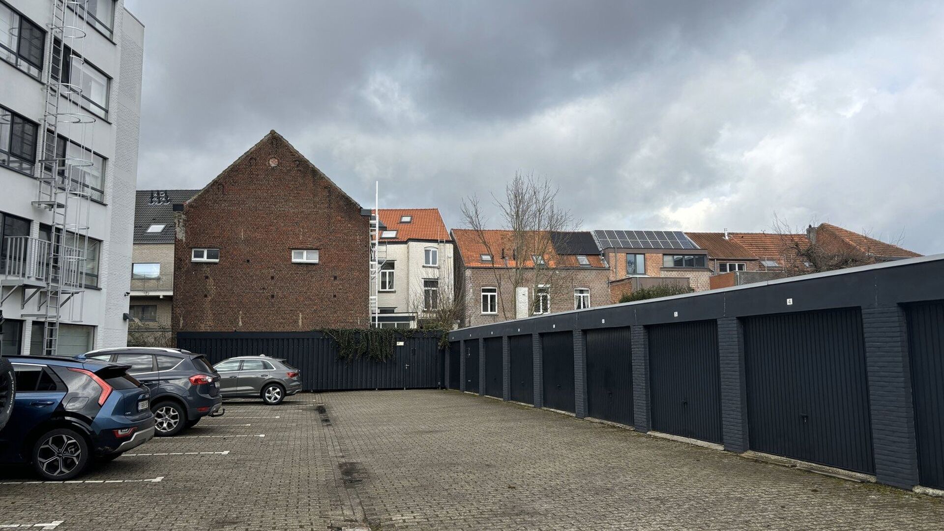 Te huur in Residentie Archiv.1 : afgesloten garageboxen achteraan het gebouw. Onmiddellijk beschikbaar. Toegang links van gebouw met afstandsbediening voor bareel. Garagebox zelf heeft een sleutel. Het betreft box 3. Ideaal voor student die in archiv.1