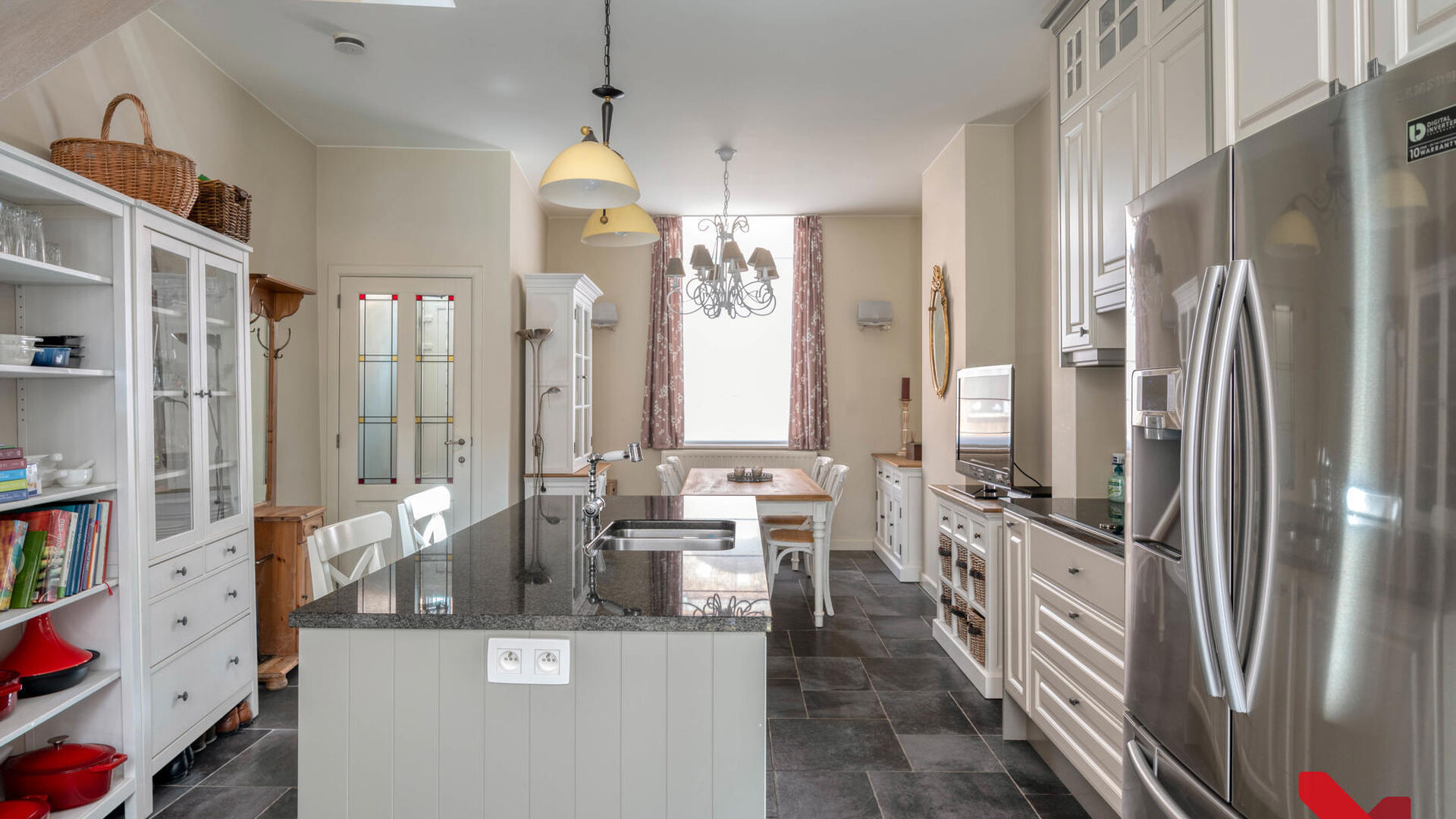 NO STUDENTS
Charming row house in the heart of Leuven with rural character. 

This house was completely renovated with high quality materials. 

Through the entrance hall you enter the fully installed living kitchen and dining area. The kitchen is fully e