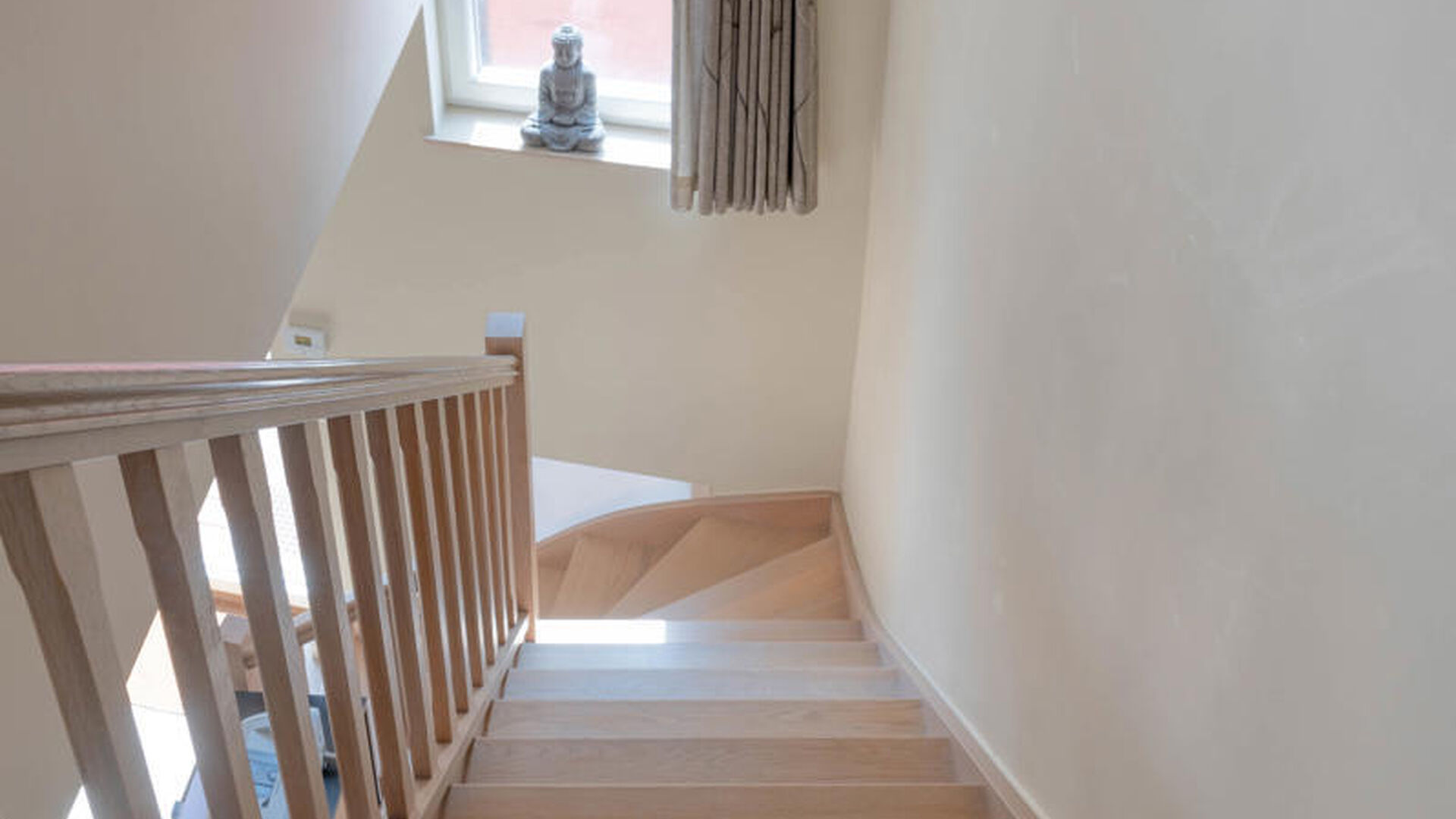NO STUDENTS
Charming row house in the heart of Leuven with rural character. 

This house was completely renovated with high quality materials. 

Through the entrance hall you enter the fully installed living kitchen and dining area. The kitchen is fully e
