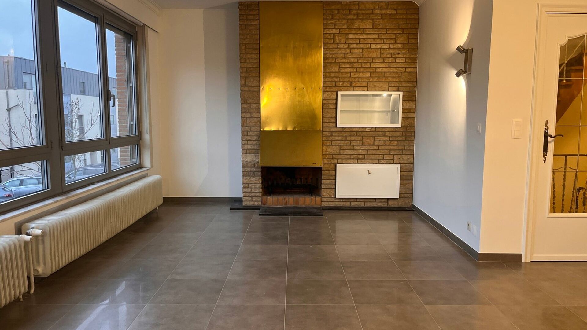 Spacious quietly located bel-étage house for rent in the center of Kessel-Lo, close to Michottepark, within walking distance of department store, station, public transport and within biking distance of Leuven center. This house comprises on the ground fl