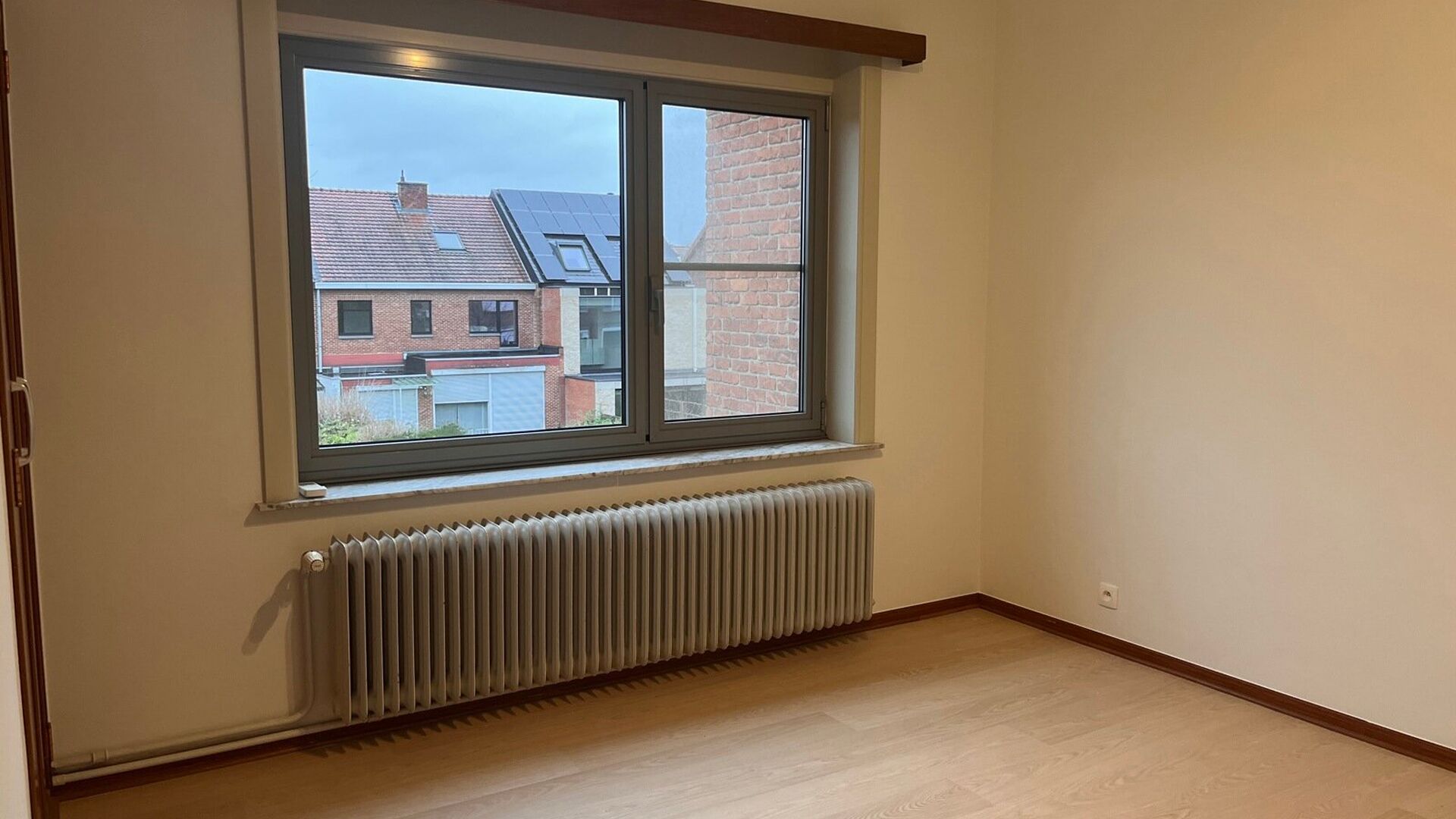 Spacious quietly located bel-étage house for rent in the center of Kessel-Lo, close to Michottepark, within walking distance of department store, station, public transport and within biking distance of Leuven center. This house comprises on the ground fl