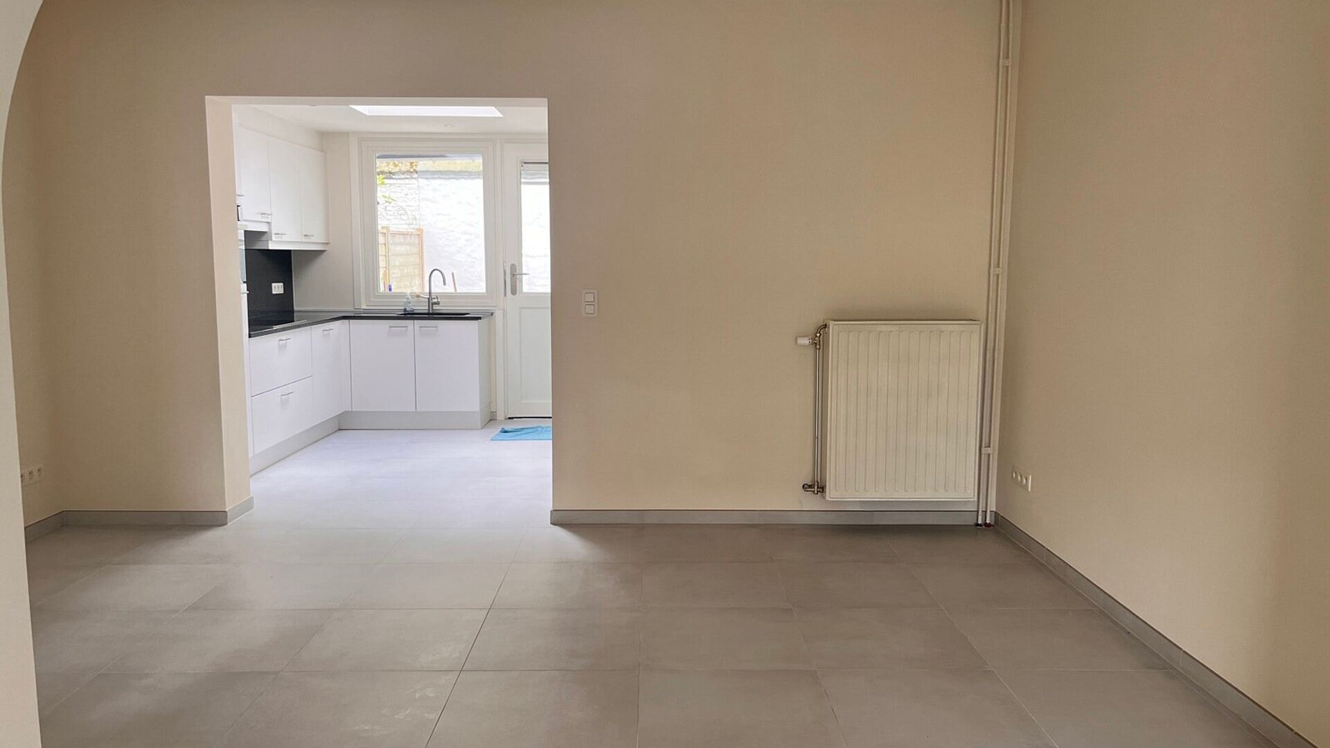 This solid house from the 30's is located in one of the nicest and quietest streets of Leuven. It was completely renovated and has the following layout: Entrance hall, open living room with adjacent new fully equipped kitchen. Bathroom with sink and showe