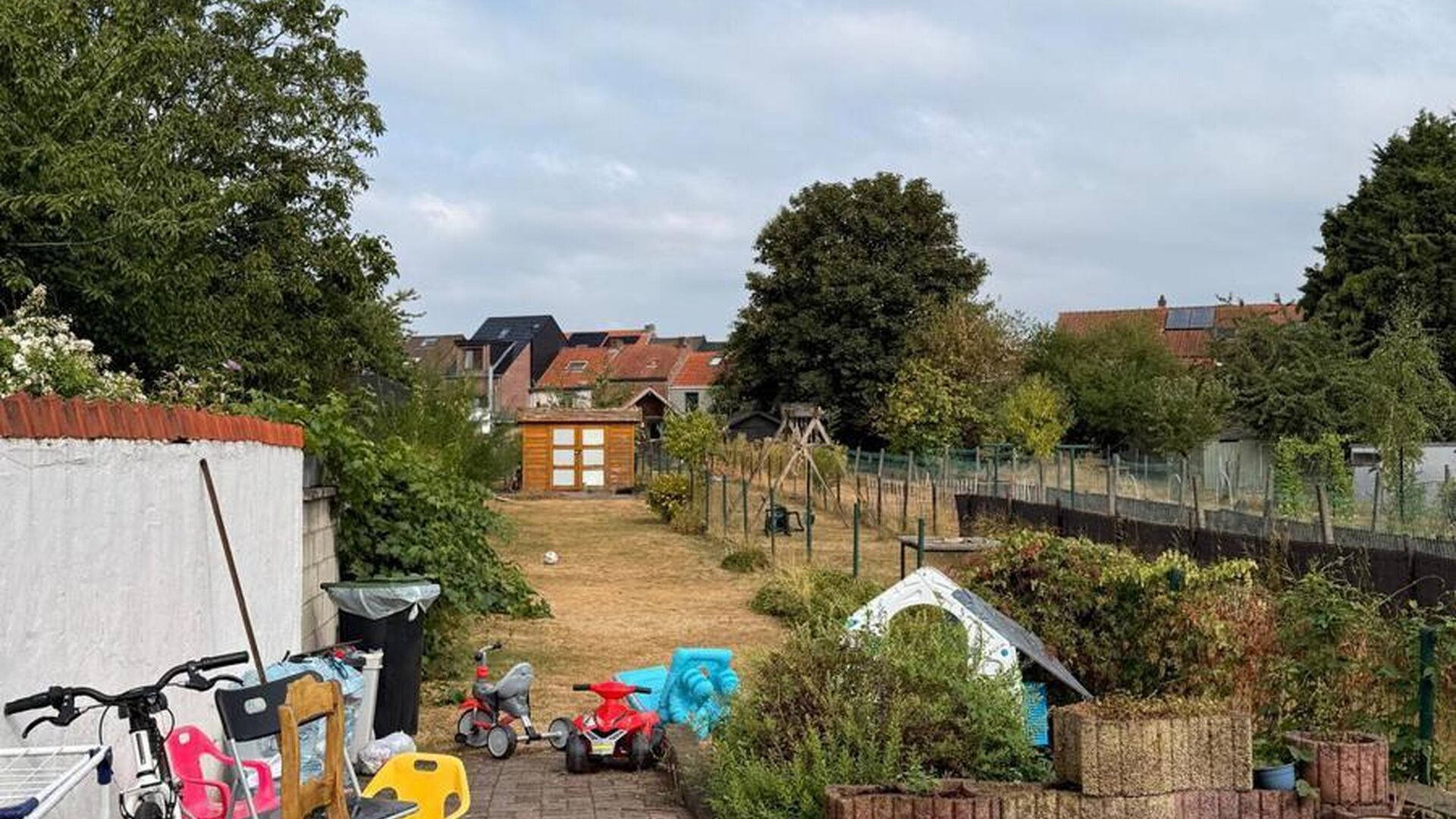 This charming home is located in the quiet and cozy Richard Valvekensstraat in Kessel-op. The home offers an ideal combination of comfort and tranquility, perfect for those looking for a nice place to live in a green and quiet environment.

The house has 