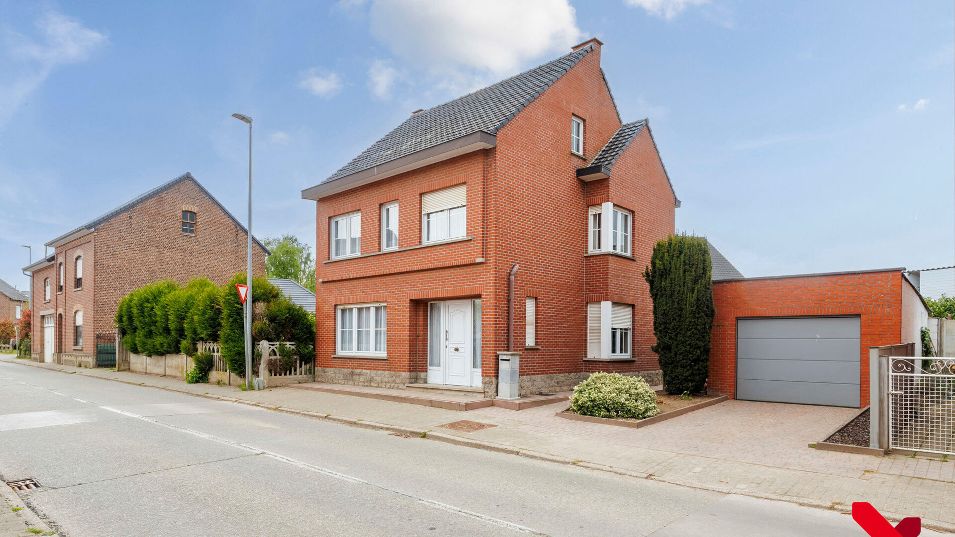 On Kerkomsesteenweg 13 in Boutersem, you will find this semi-detached building (HOB) with 3 bedrooms, garage and a cozy little garden. The house needs complete renovation, but has a solid structure and offers a lot of potential for those looking for a ren