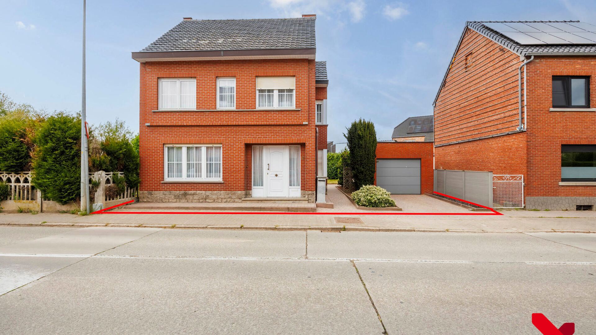On Kerkomsesteenweg 13 in Boutersem, you will find this semi-detached building (HOB) with 3 bedrooms, garage and a cozy little garden. The house needs complete renovation, but has a solid structure and offers a lot of potential for those looking for a ren